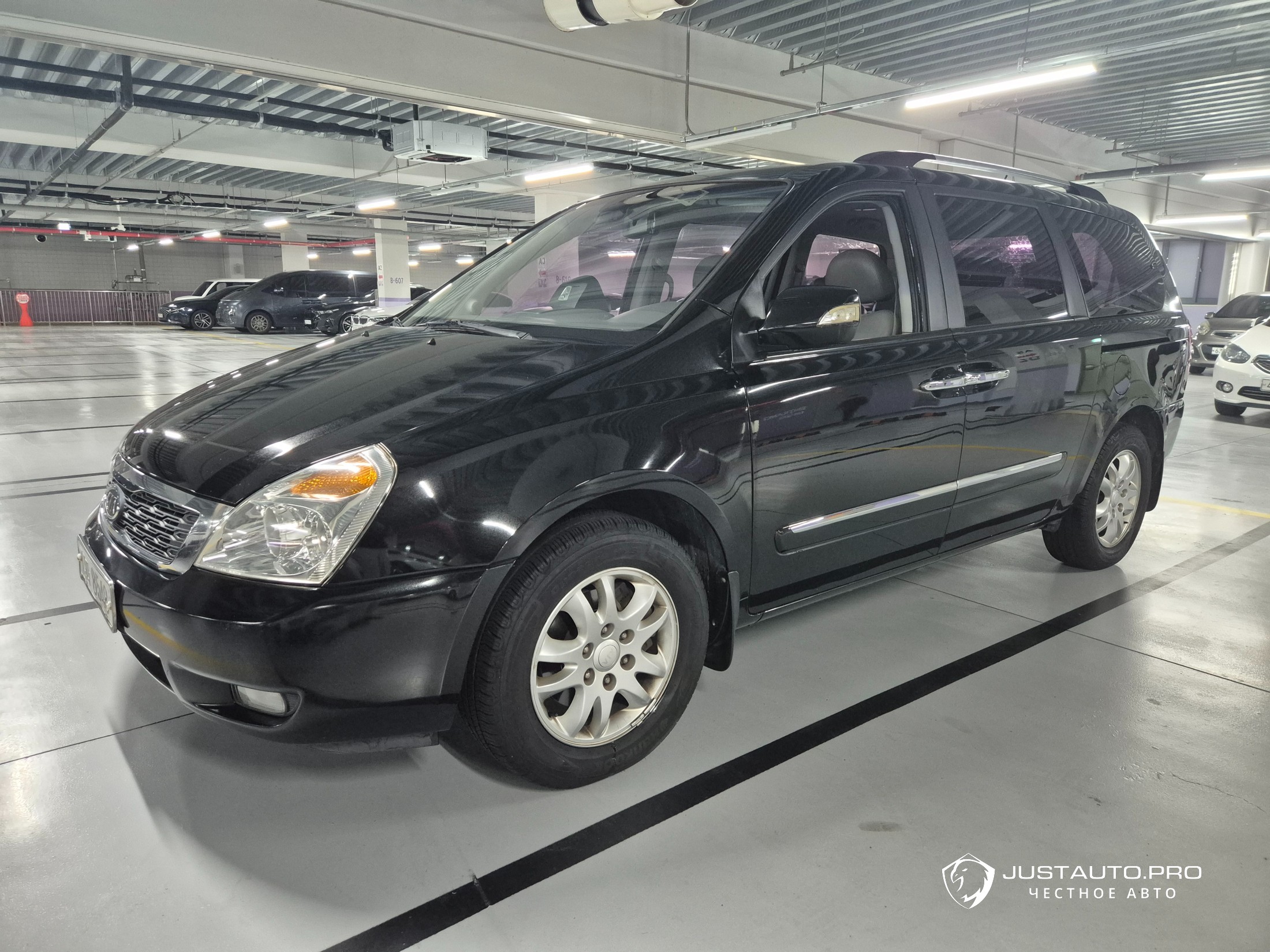 Автомобиль Kia Canival