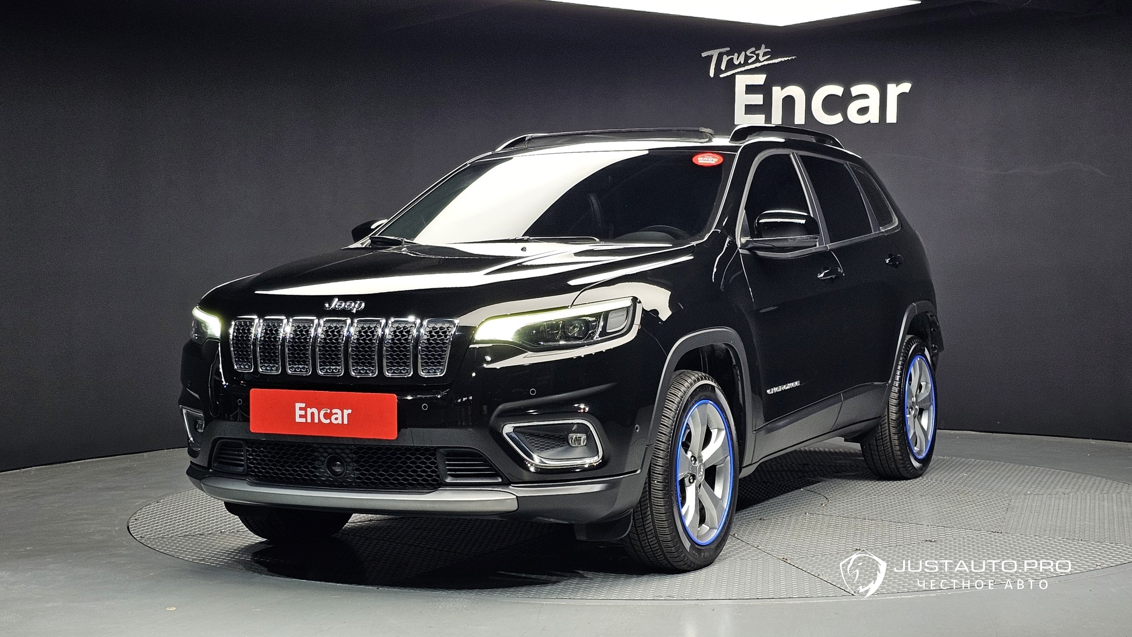 Автомобиль Jeep Cherokee