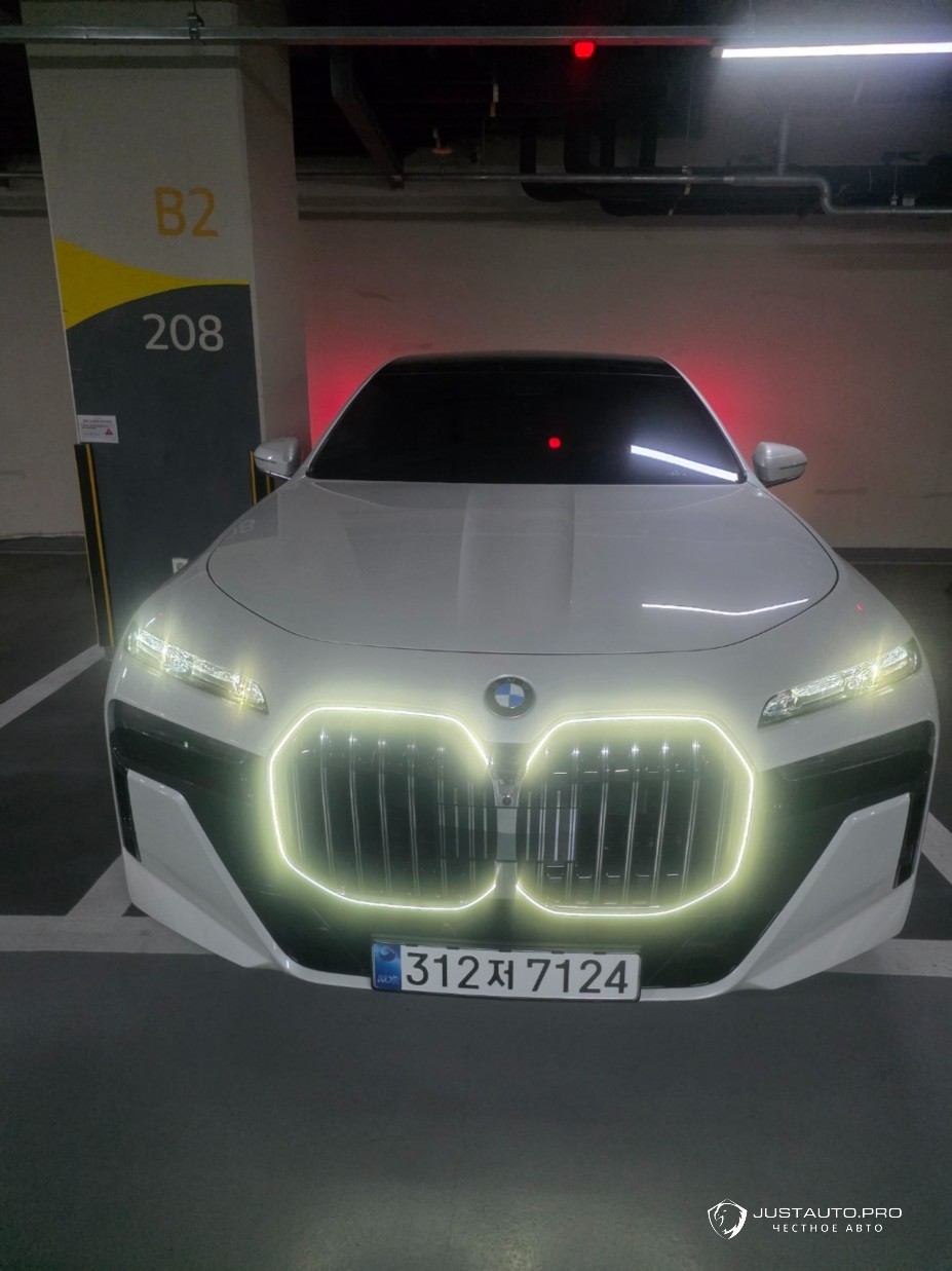 Автомобиль BMW 7-Series