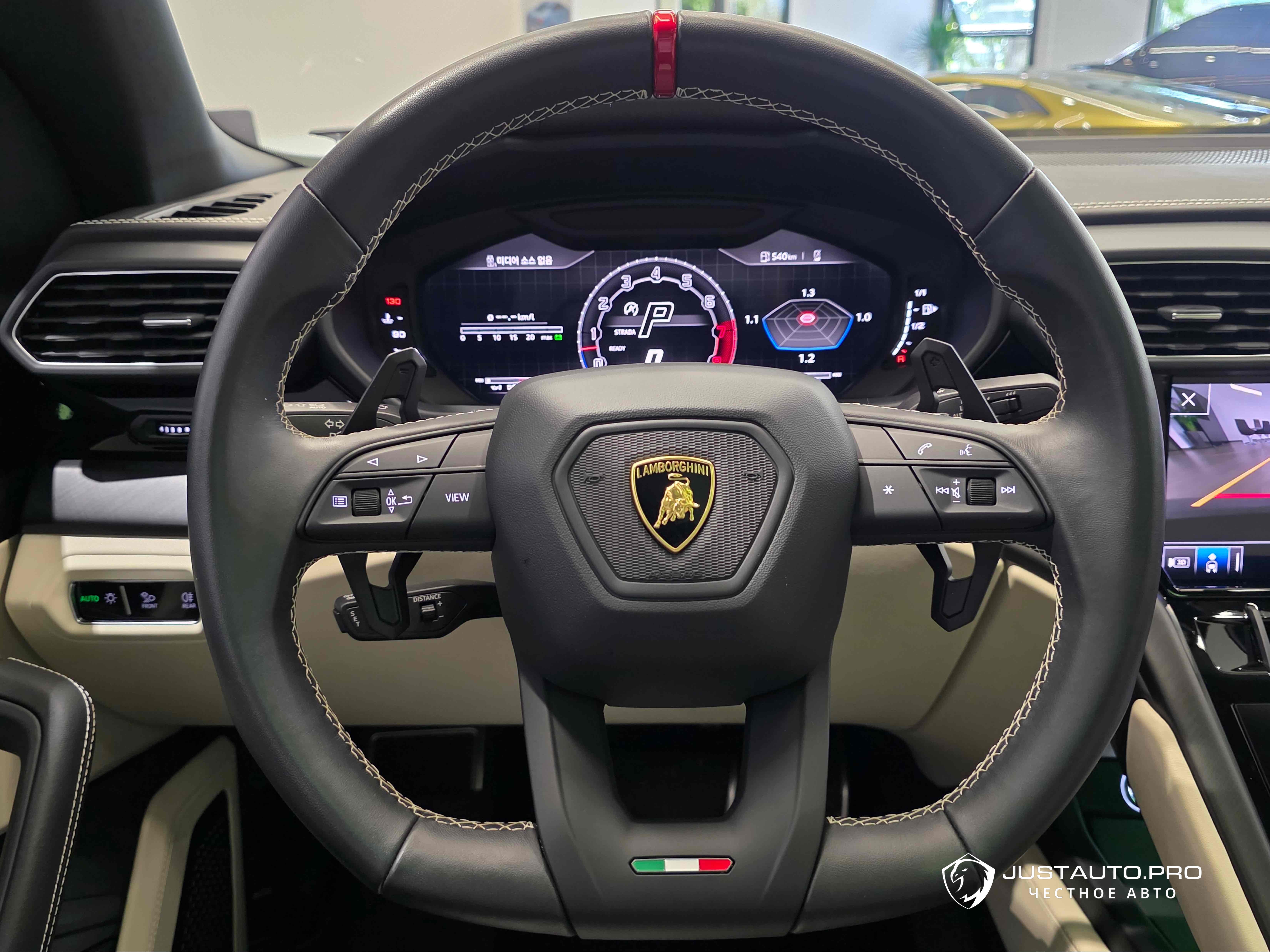 Автомобиль Lamborghini Urus