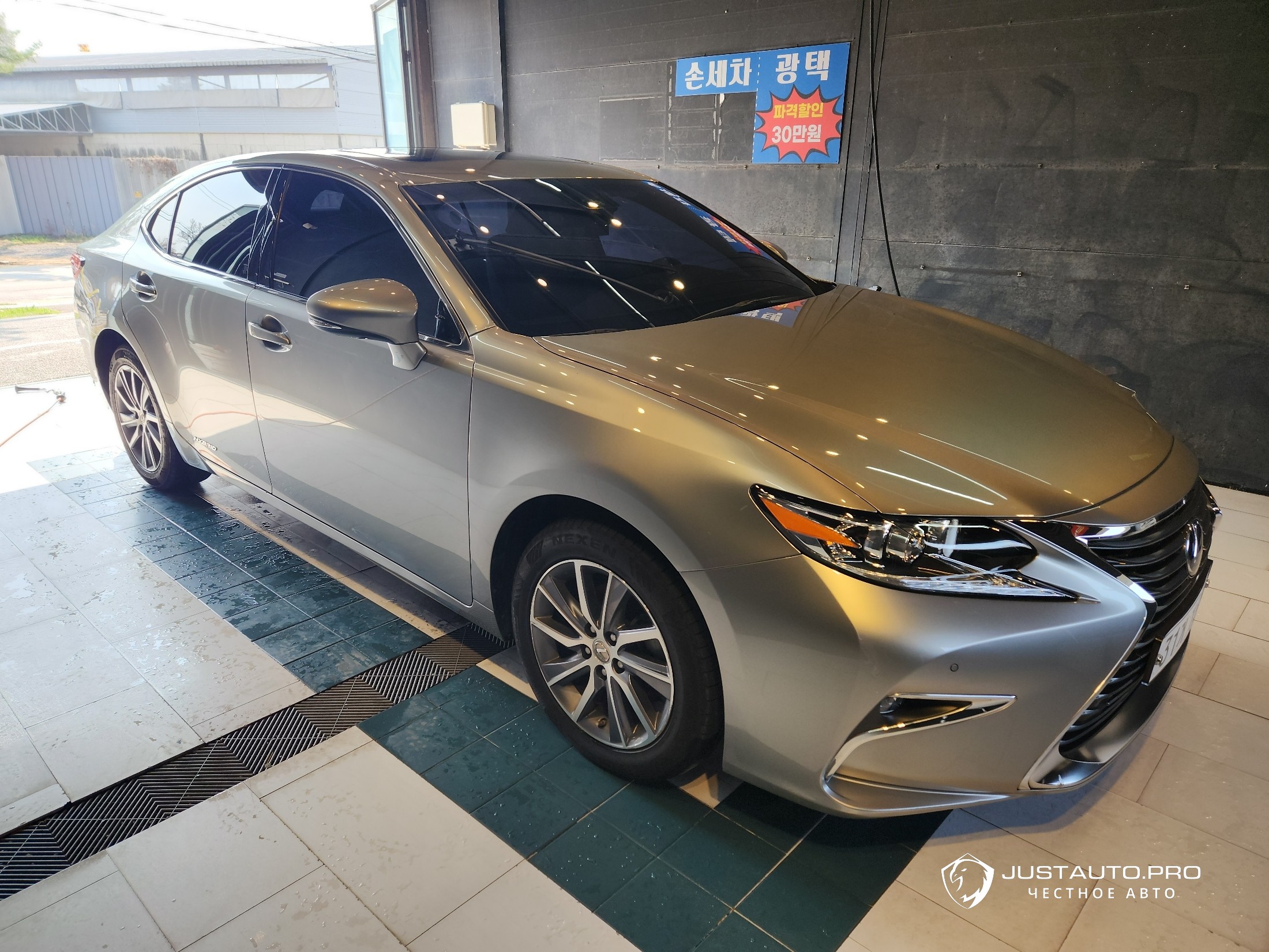 Автомобиль Lexus ES