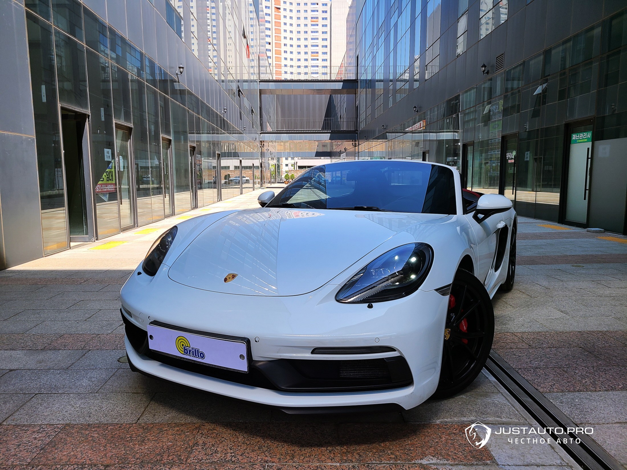 Автомобиль Porsche 718
