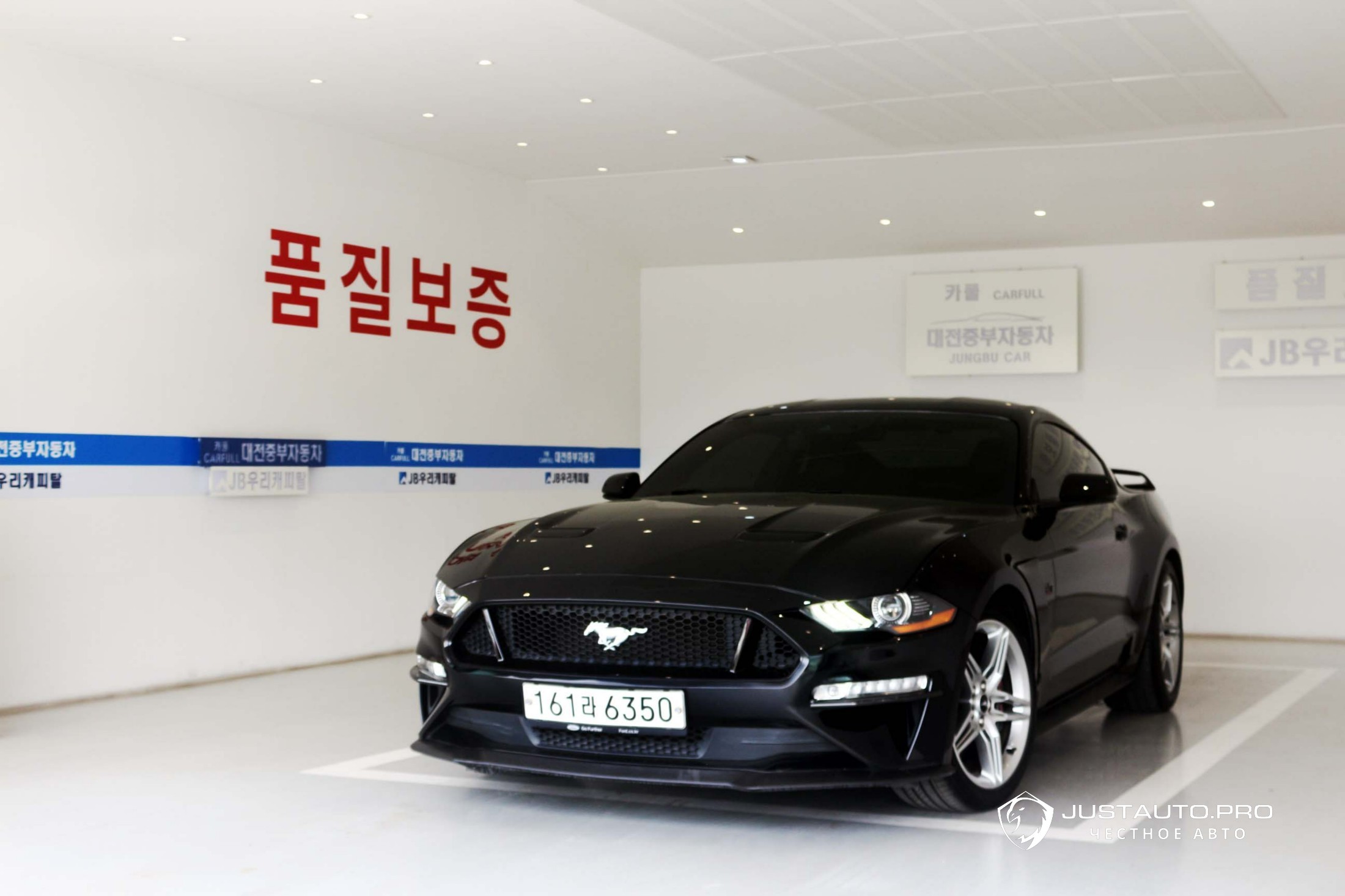 Автомобиль Ford Mustang