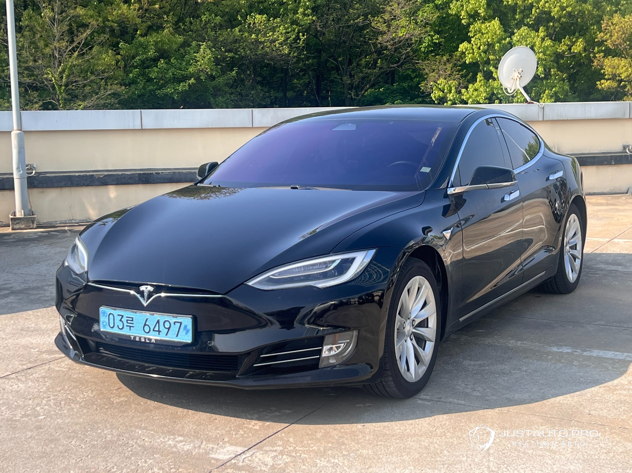 Автомобиль Tesla Model S