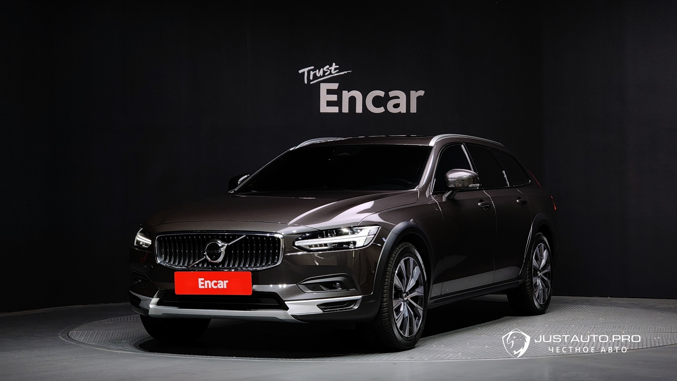 Автомобиль Volvo V90