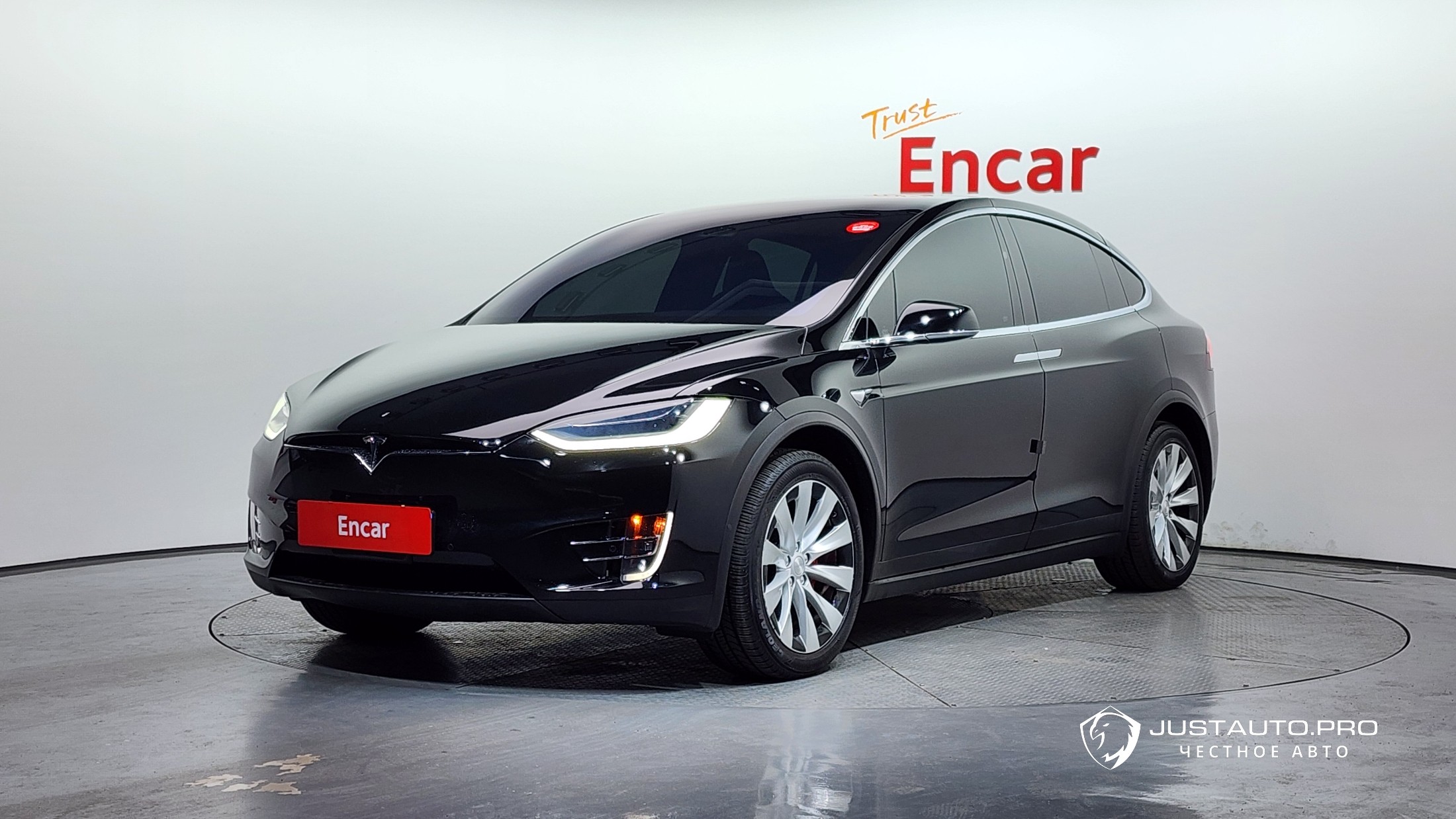 Автомобиль Tesla Model X
