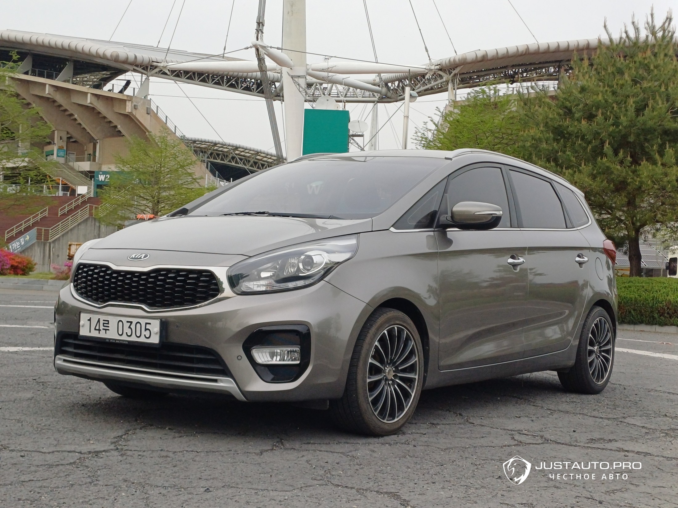 Автомобиль Kia Carens