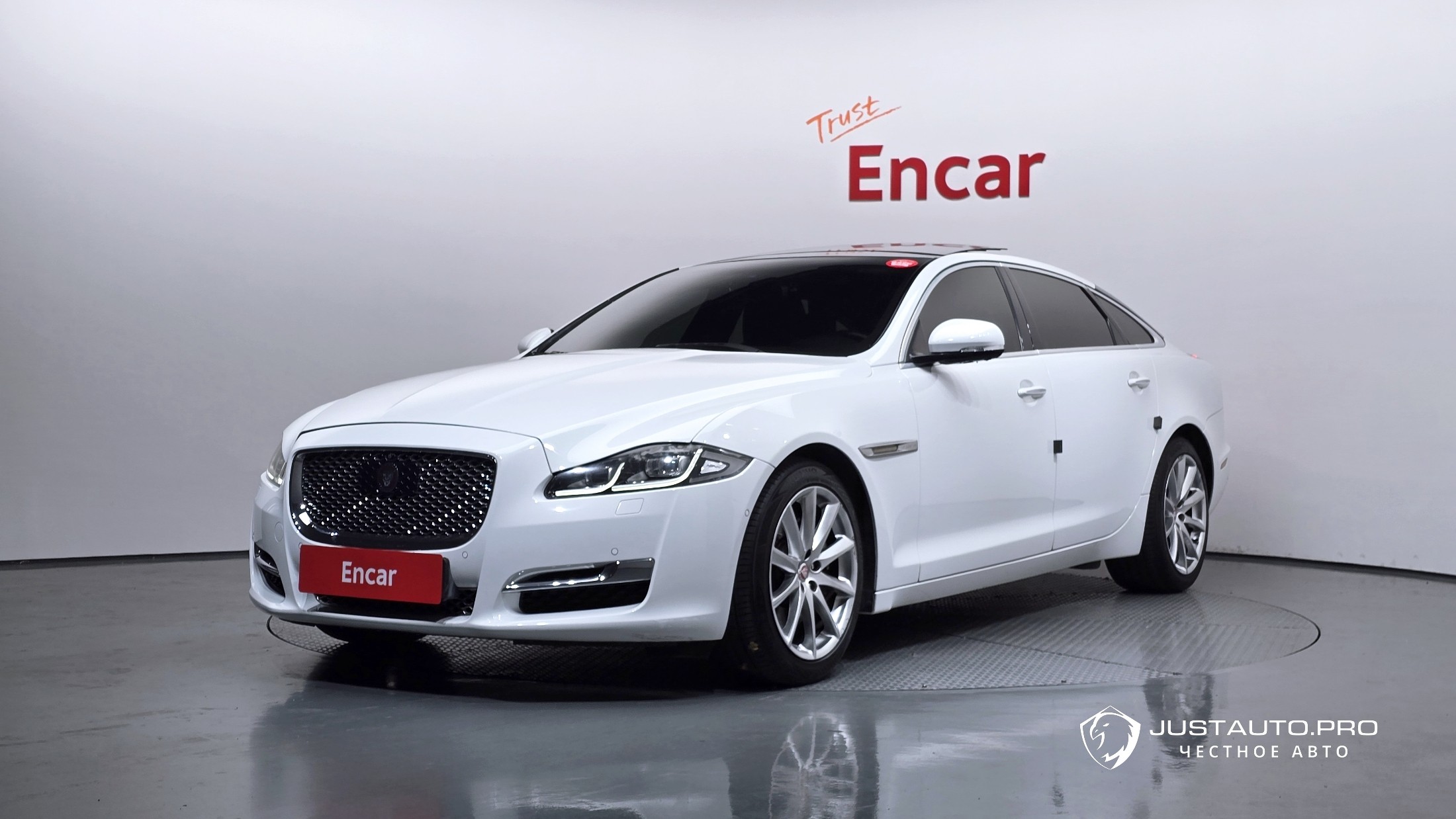 Автомобиль Jaguar XJ