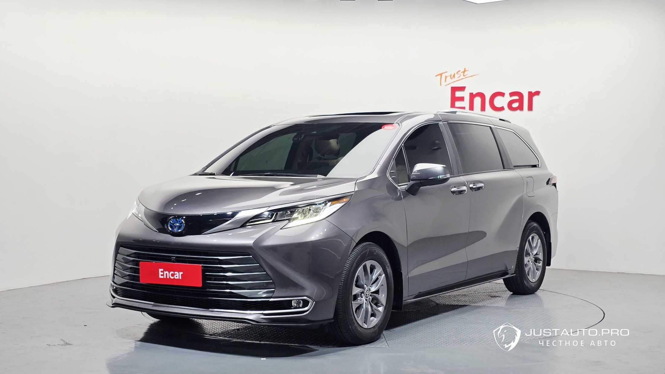 Автомобиль Toyota Sienna