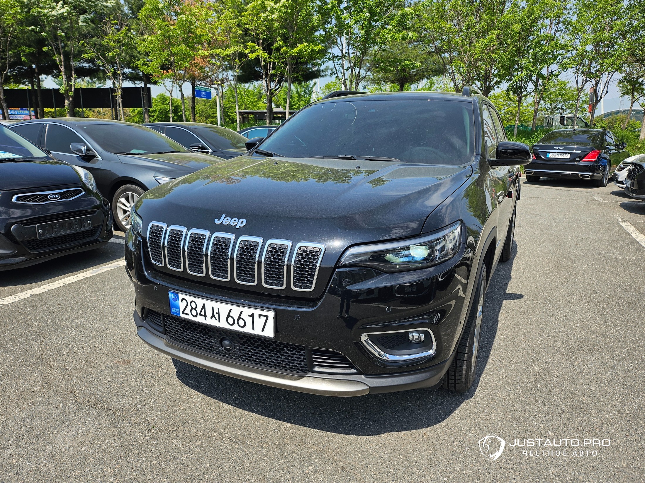 Автомобиль Jeep Cherokee