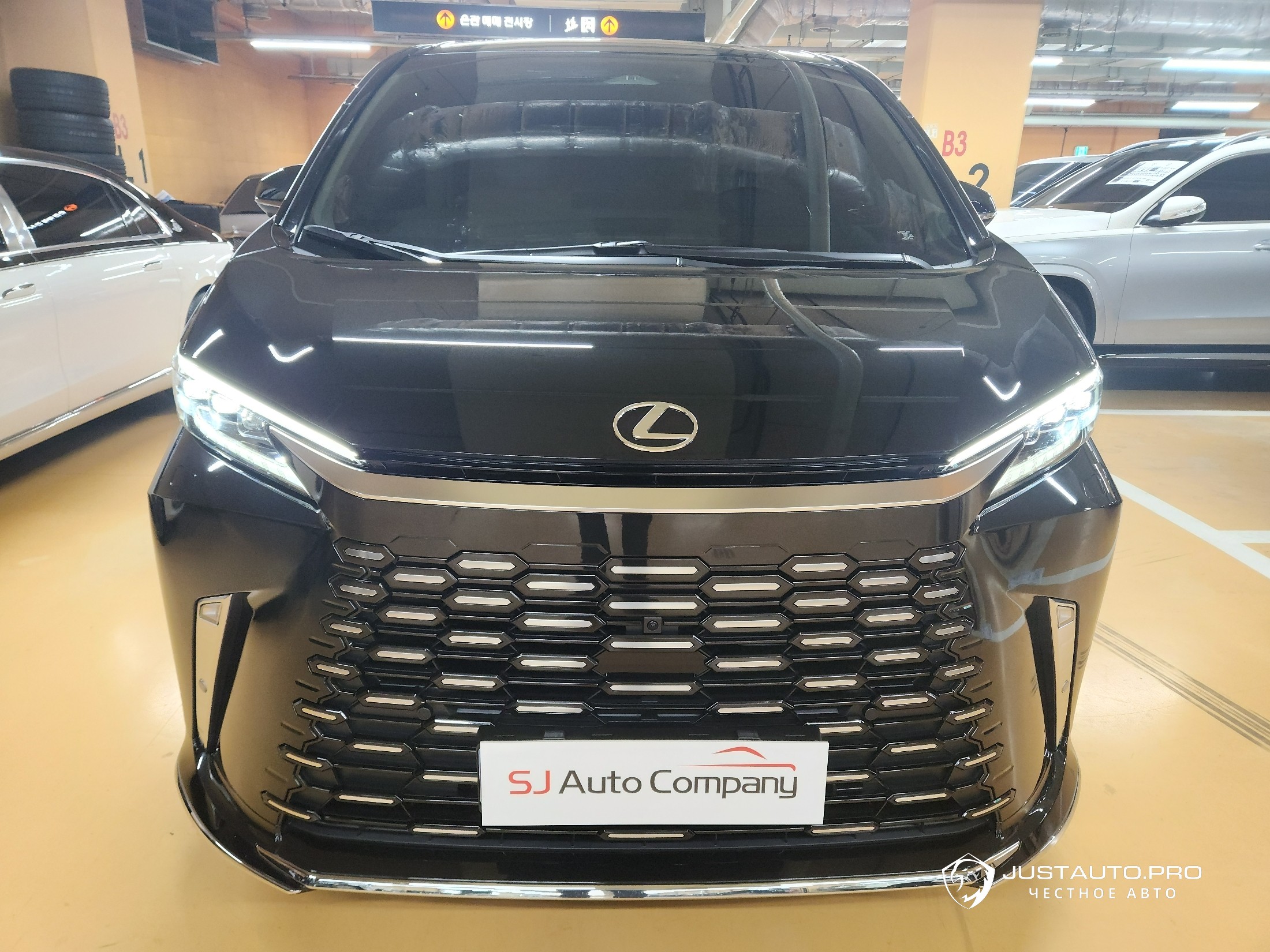 Автомобиль Lexus LM