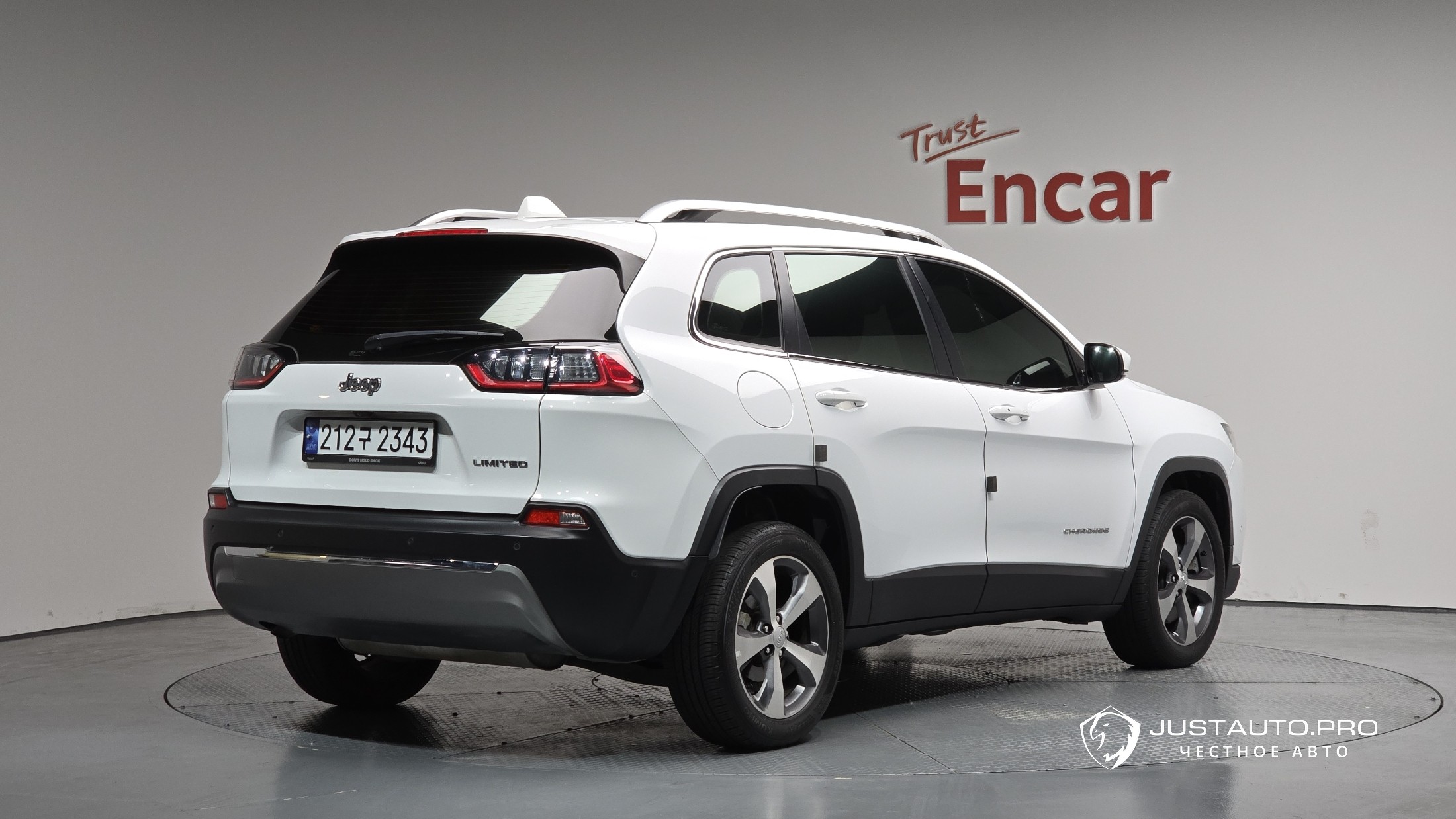 Автомобиль Jeep Cherokee