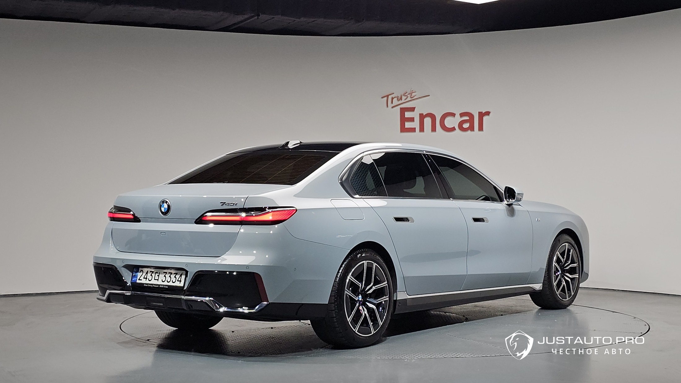 Автомобиль BMW 7-Series
