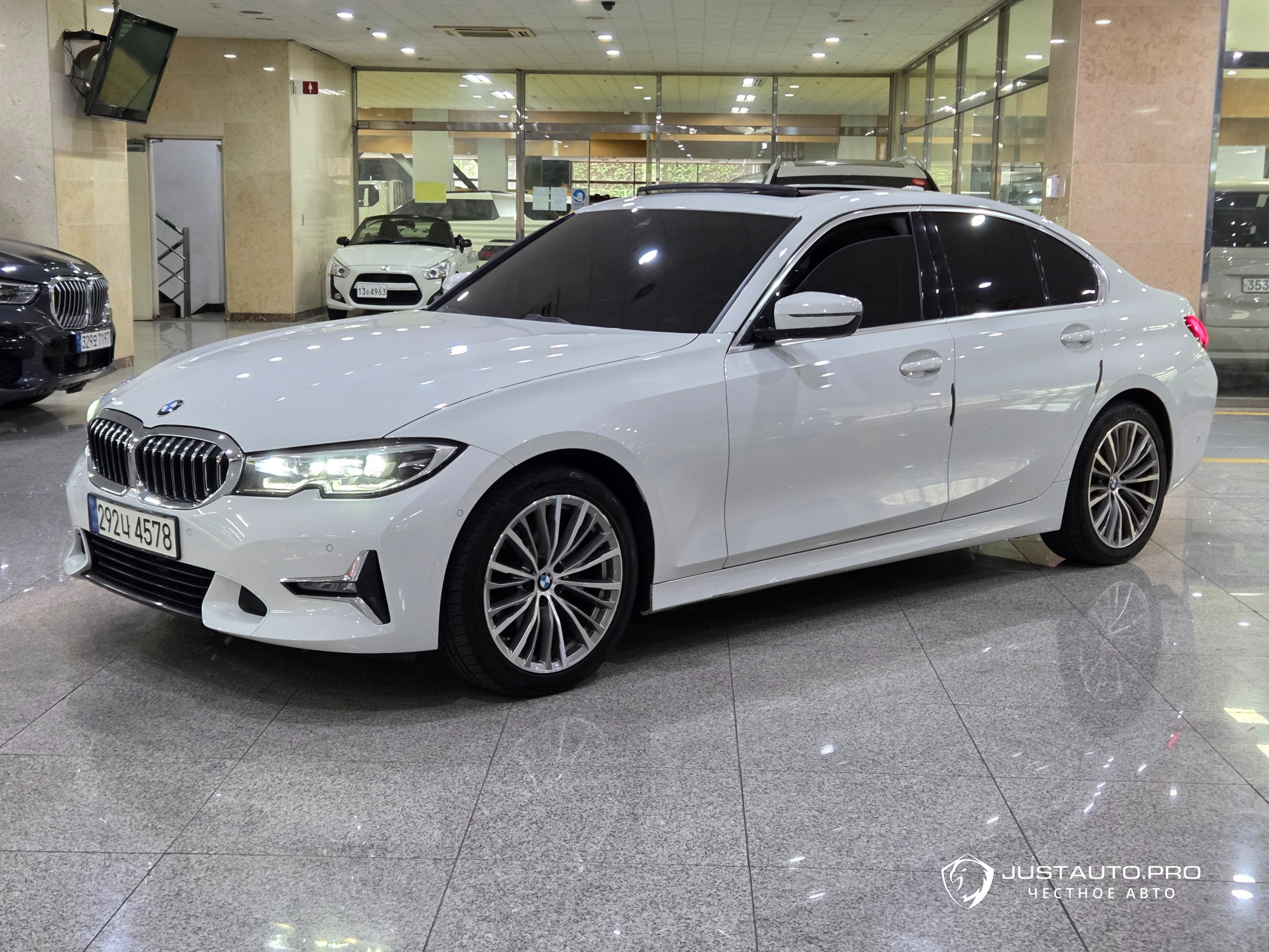 Автомобиль BMW 3-Series