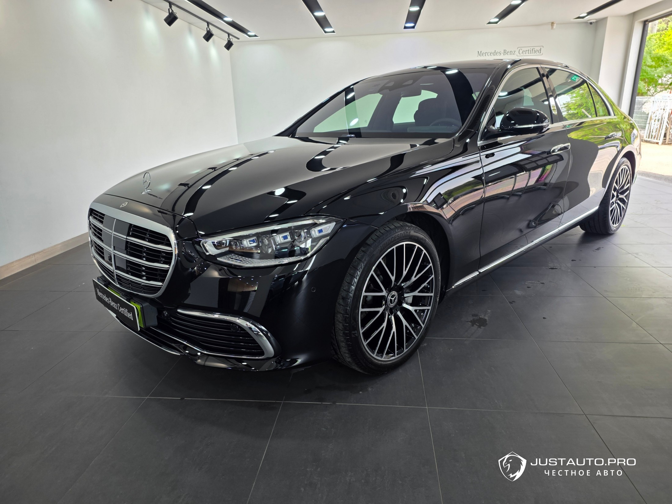 Автомобиль Mercedes-Benz S-Class