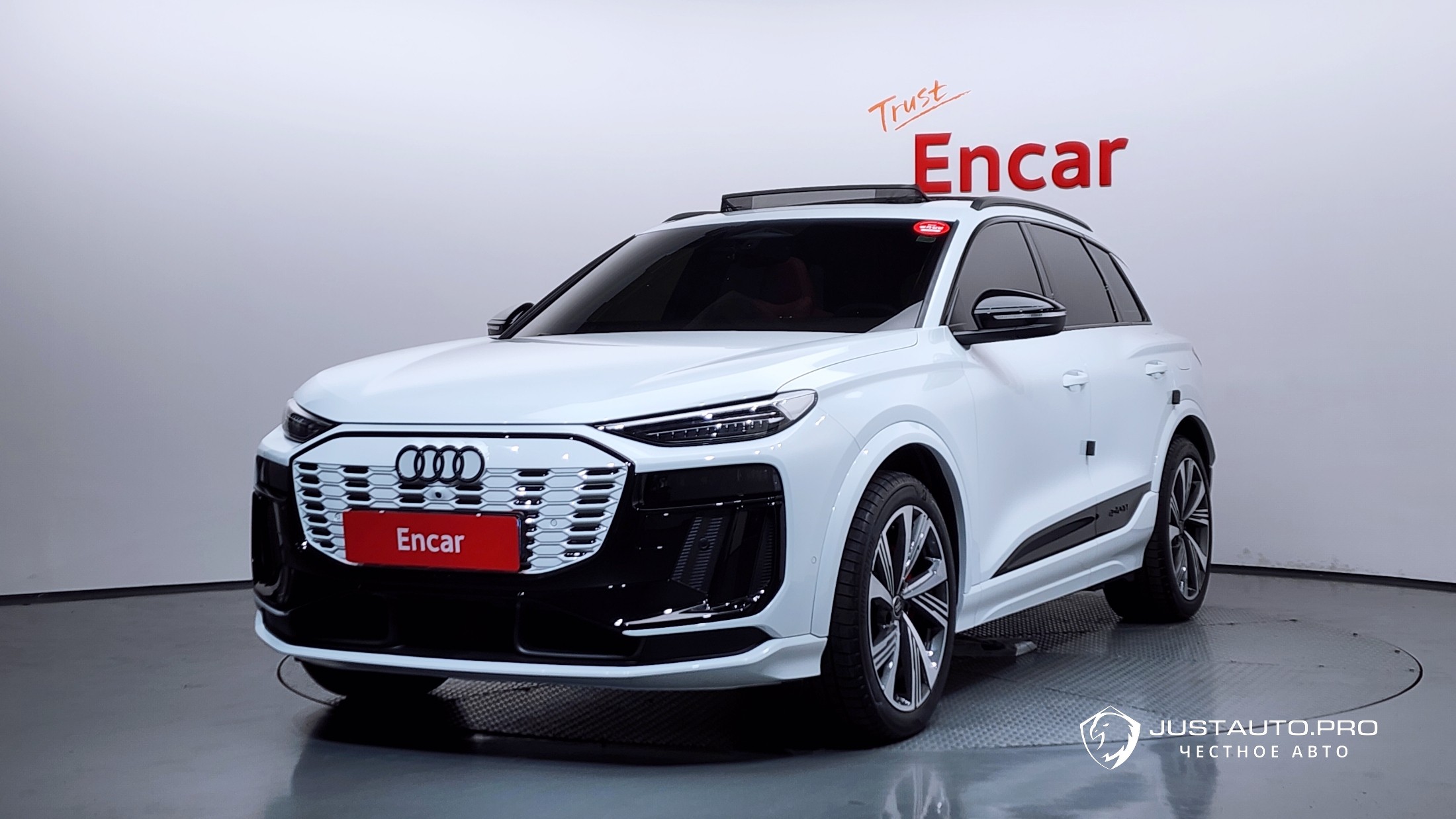 Автомобиль Audi SQ6 e-tron