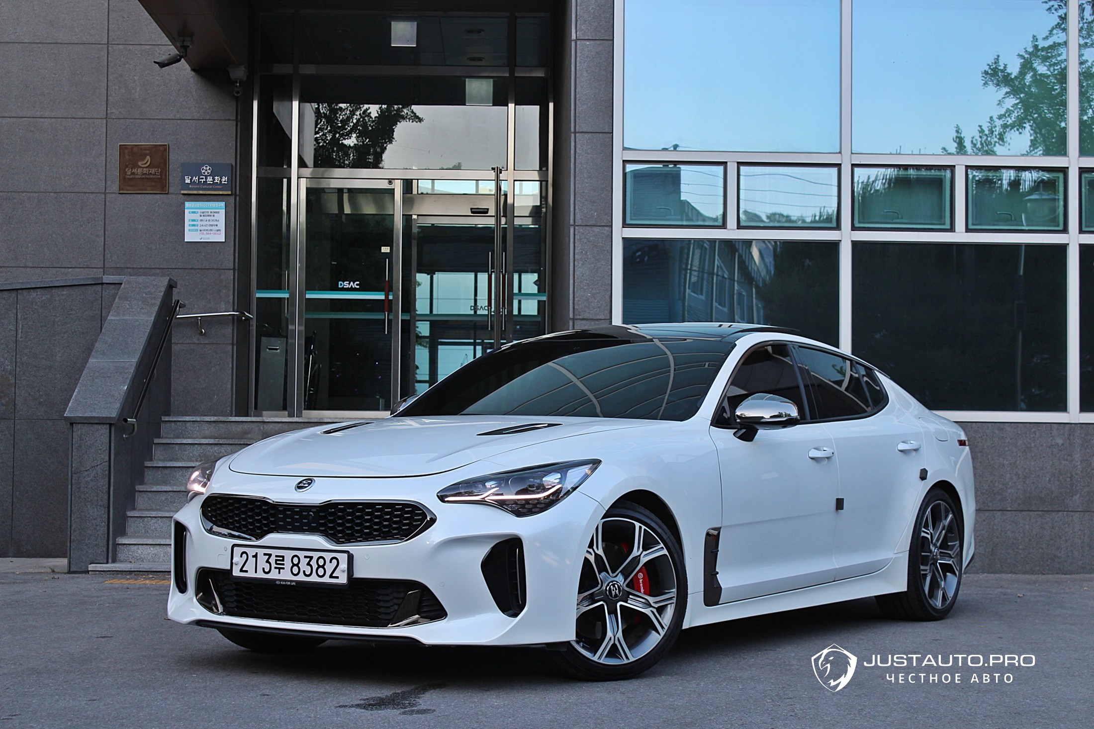 Автомобиль Kia Stinger