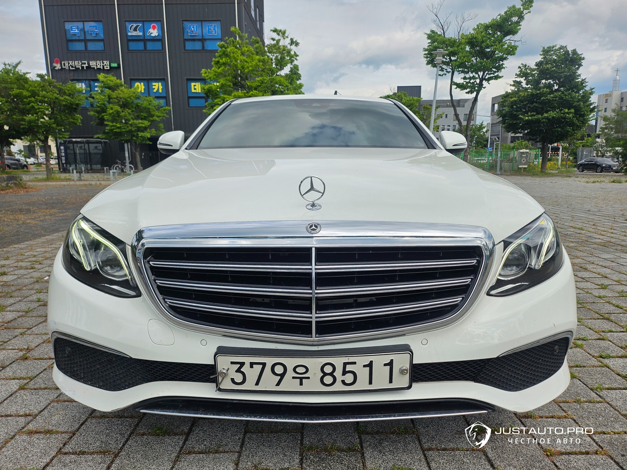 Автомобиль Mercedes-Benz E-Class