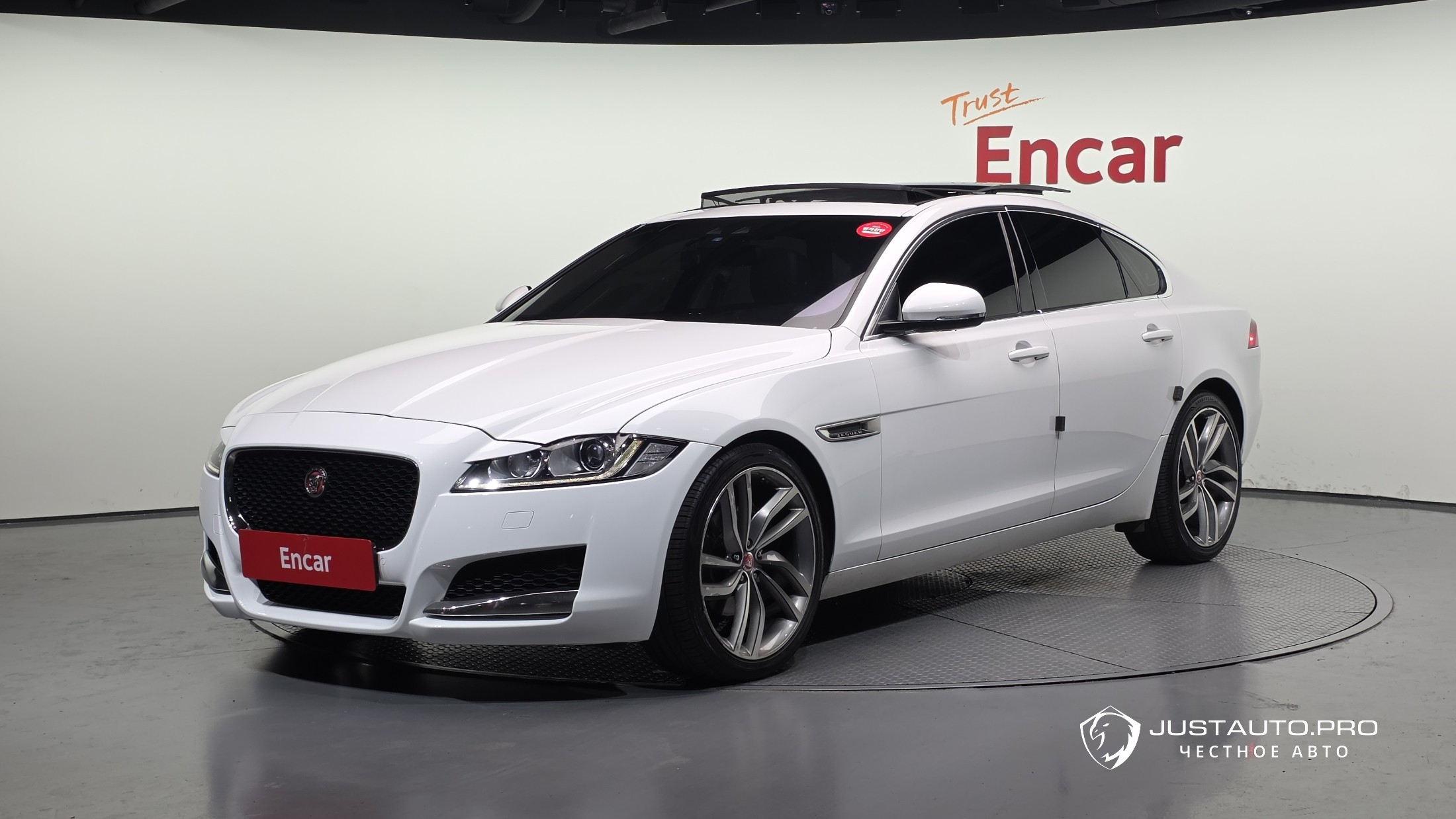 Автомобиль Jaguar XF