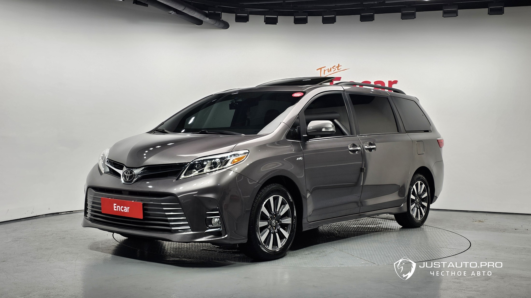 Автомобиль Toyota Sienna