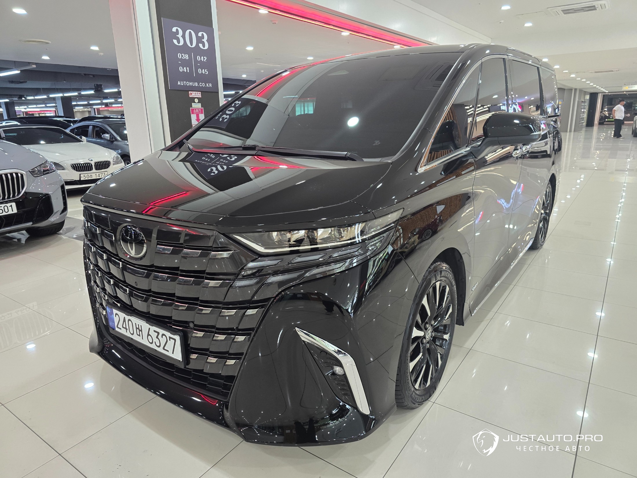 Автомобиль Toyota Alphard