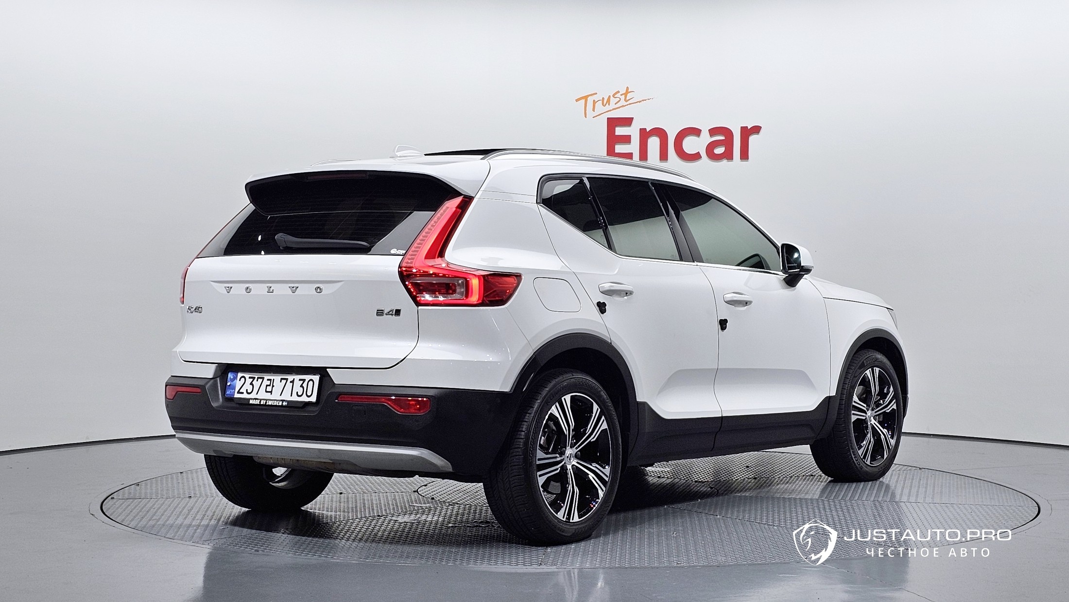 Автомобиль Volvo XC40