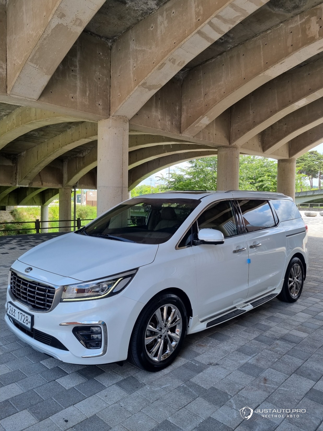Автомобиль Kia Canival