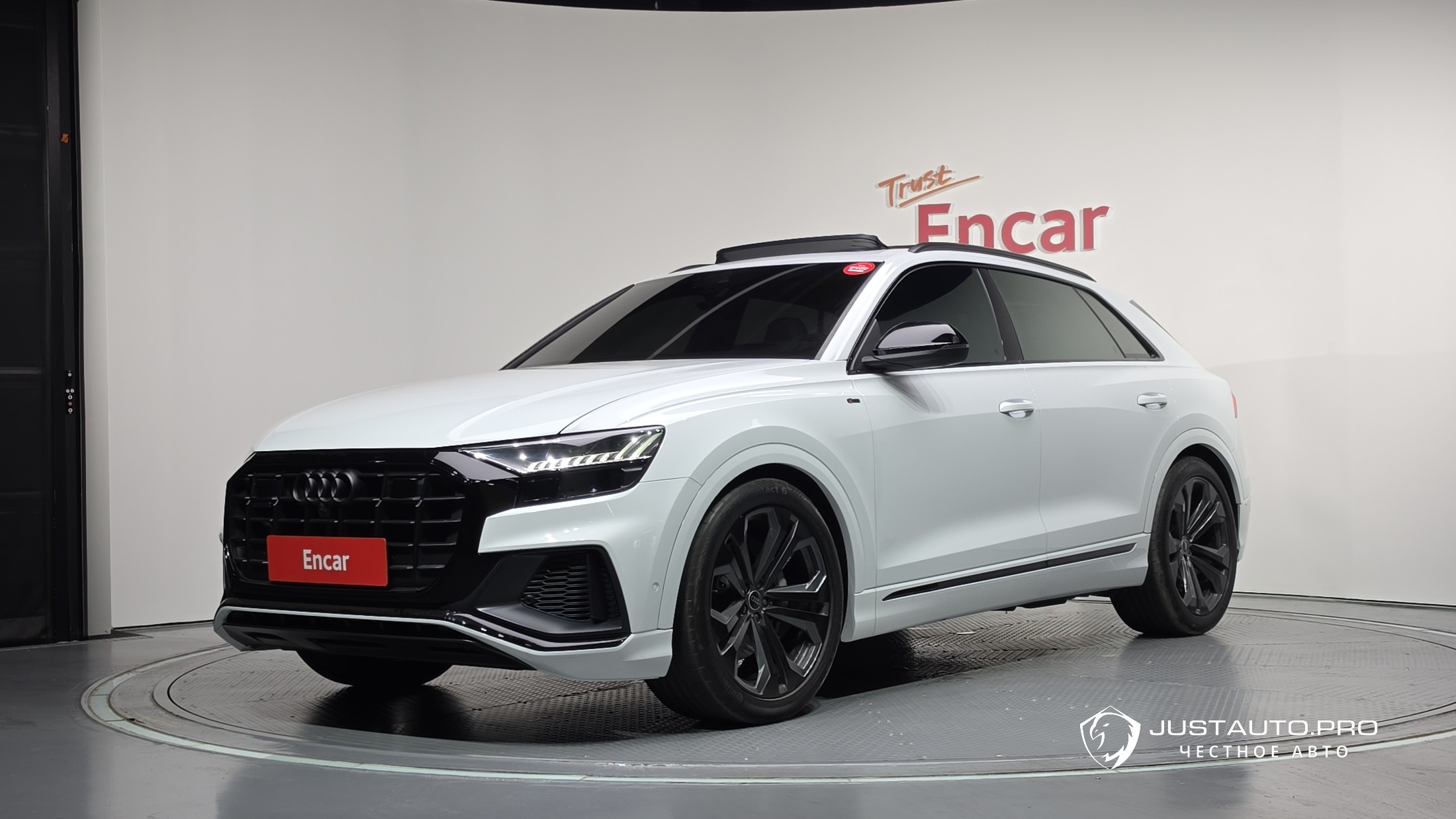 Автомобиль Audi Q8