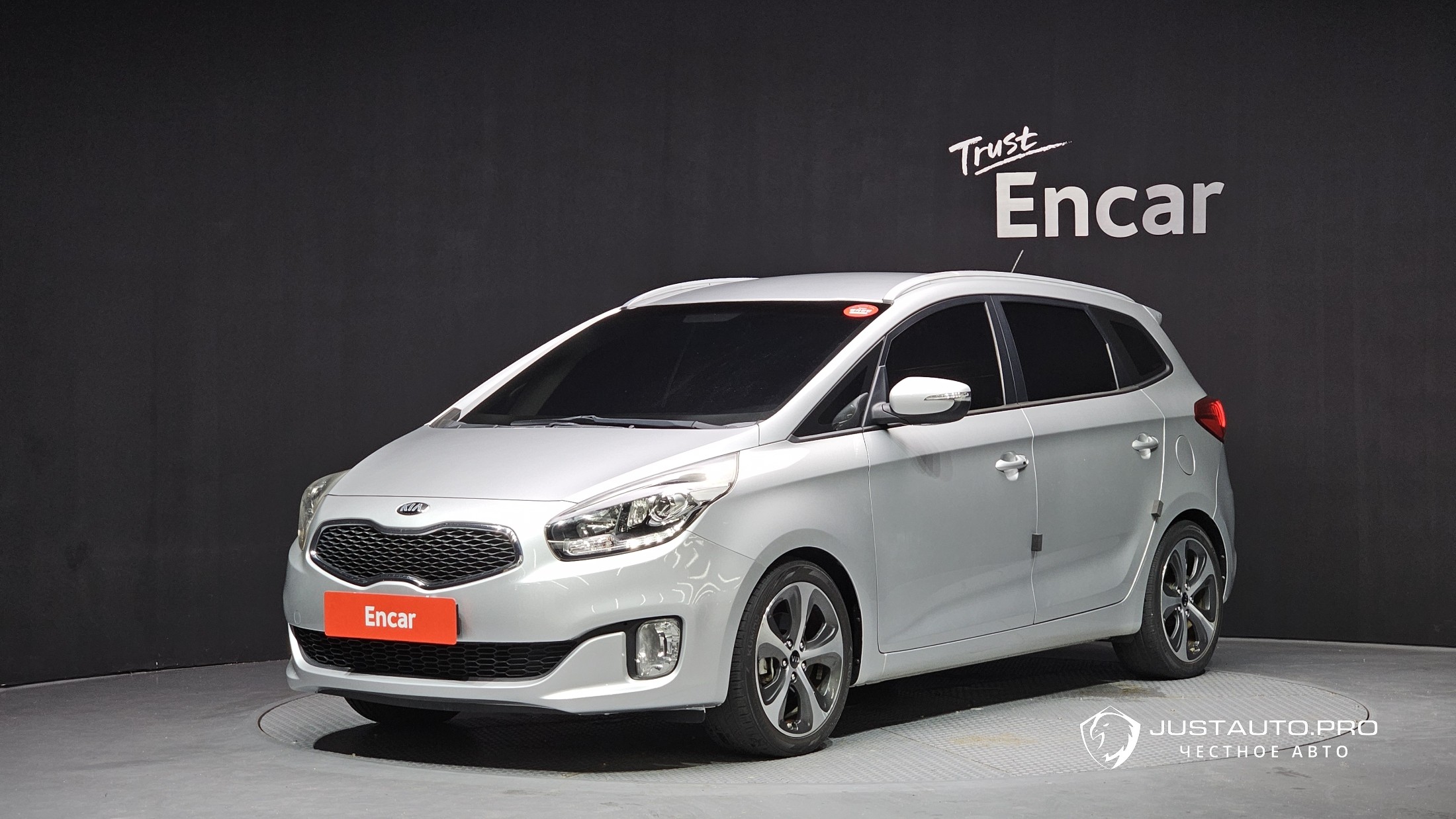 Автомобиль Kia Carens