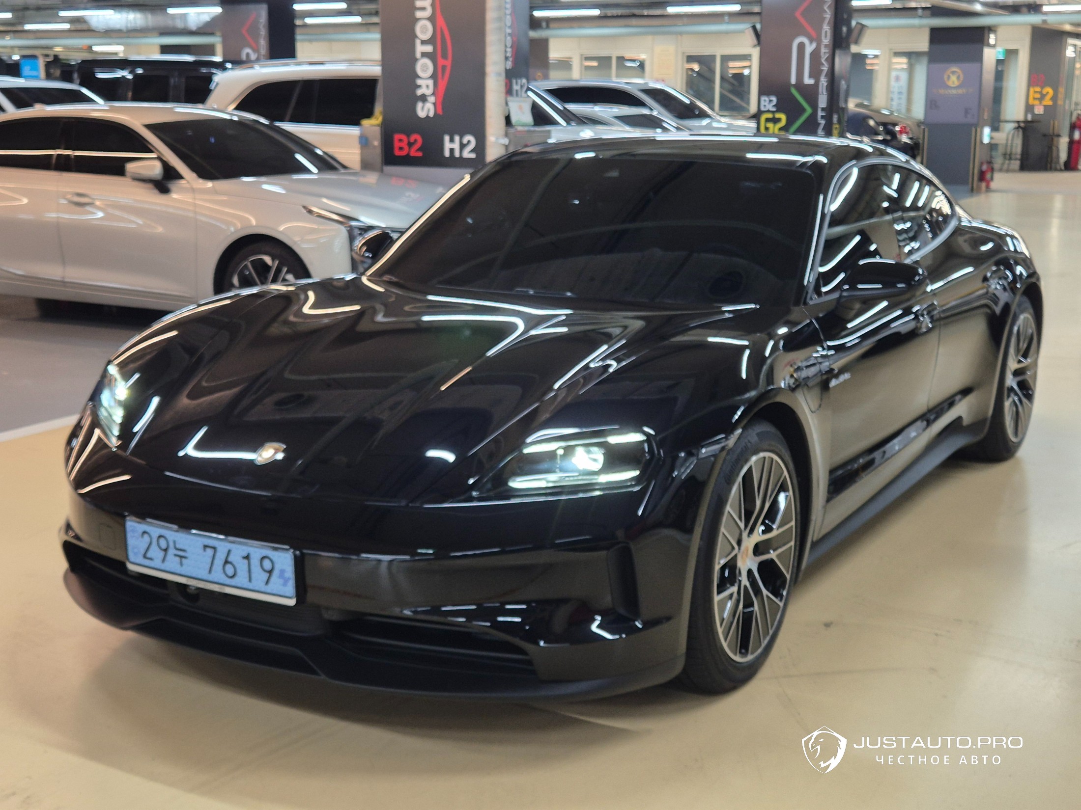 Автомобиль Porsche Taycan