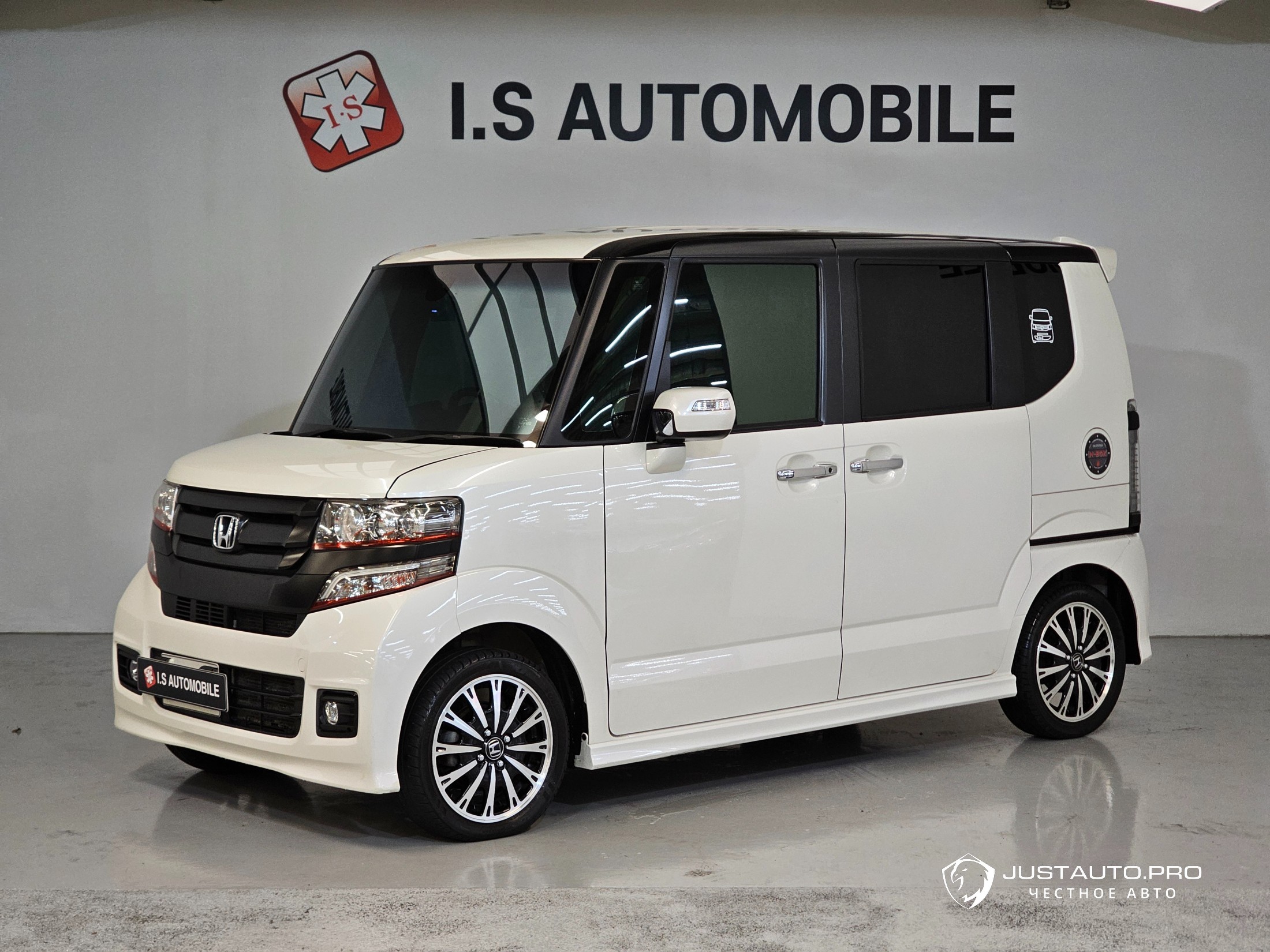 Автомобиль Honda N-BOX