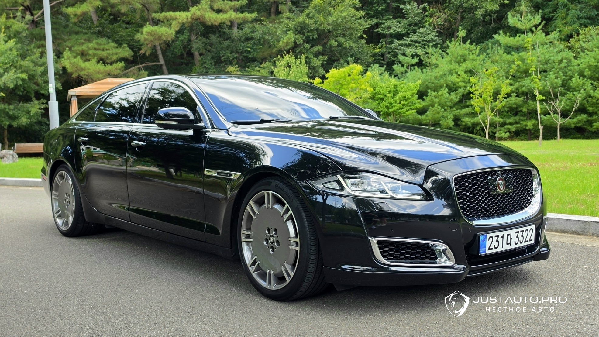 Автомобиль Jaguar XJ