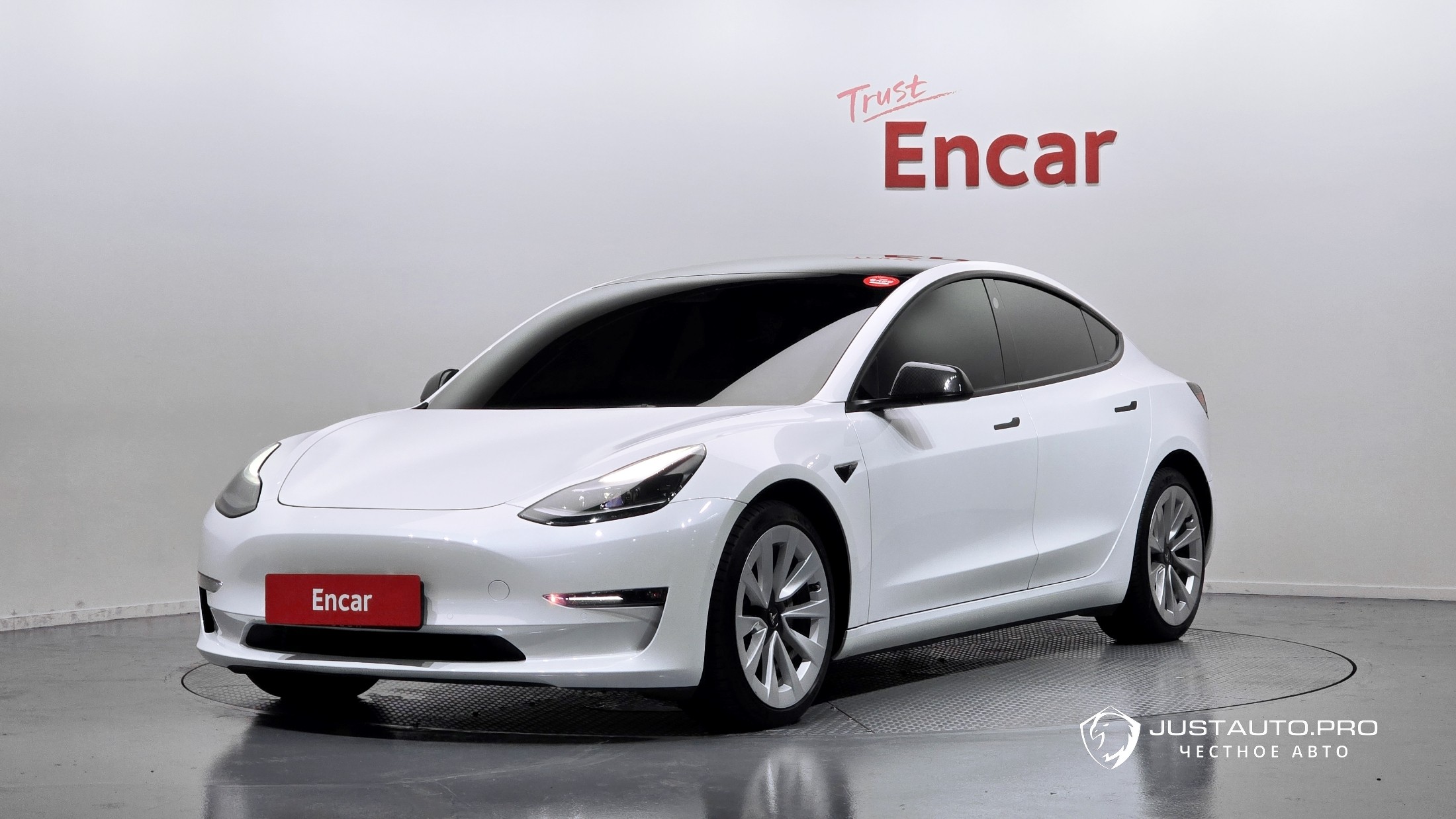 Автомобиль Tesla Model 3