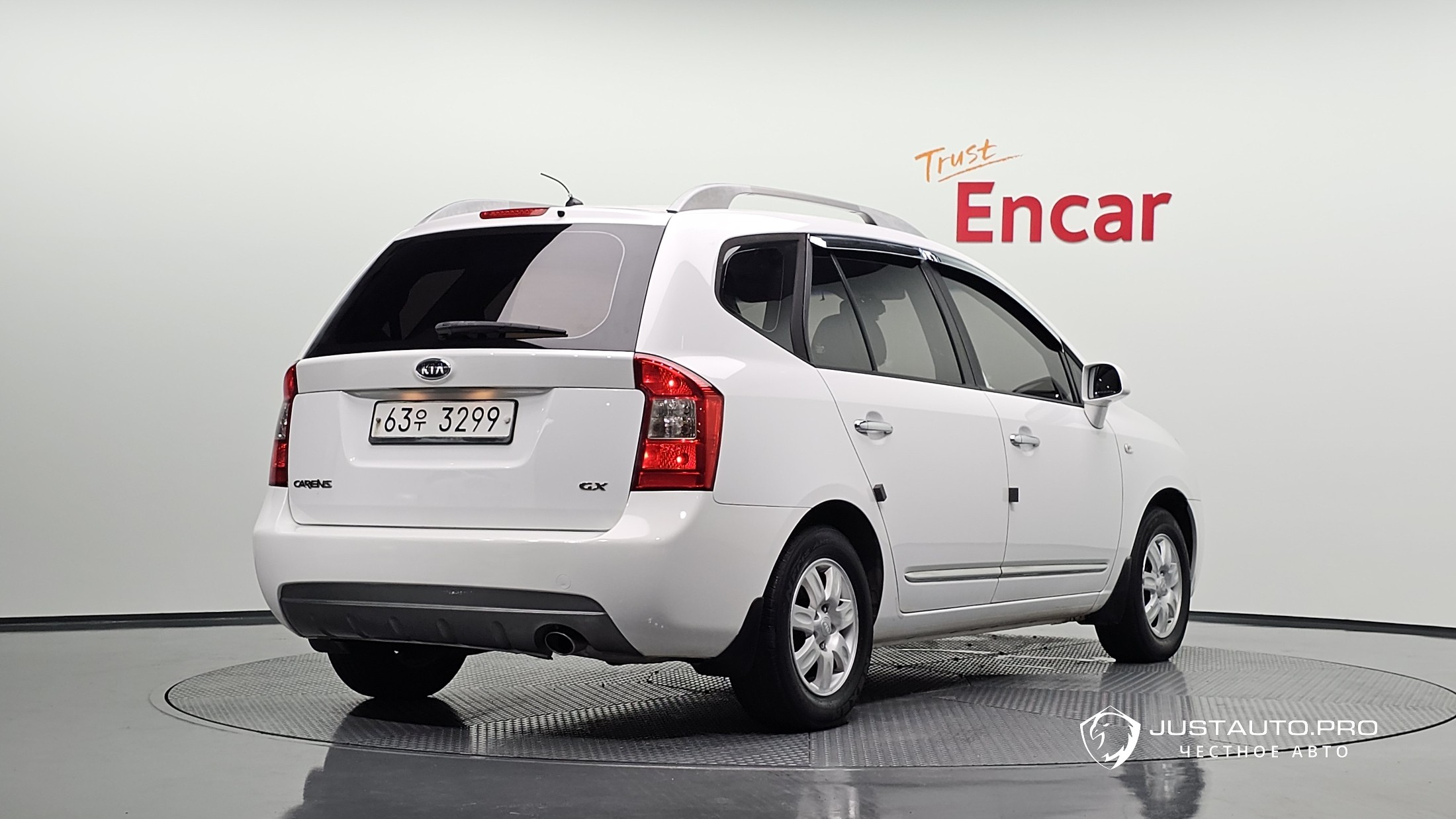 Автомобиль Kia Carens