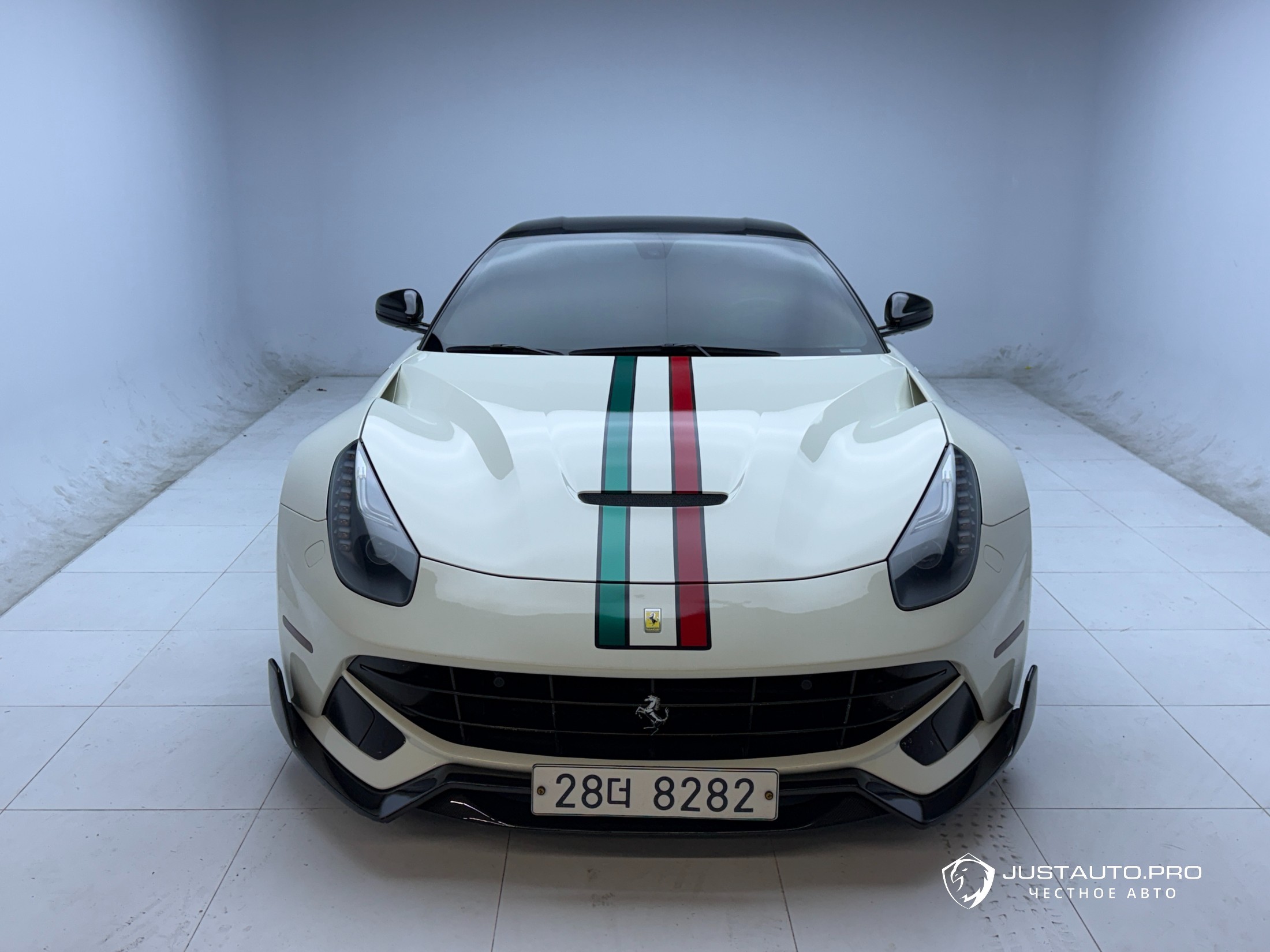 Автомобиль Ferrari F12 Berlinetta