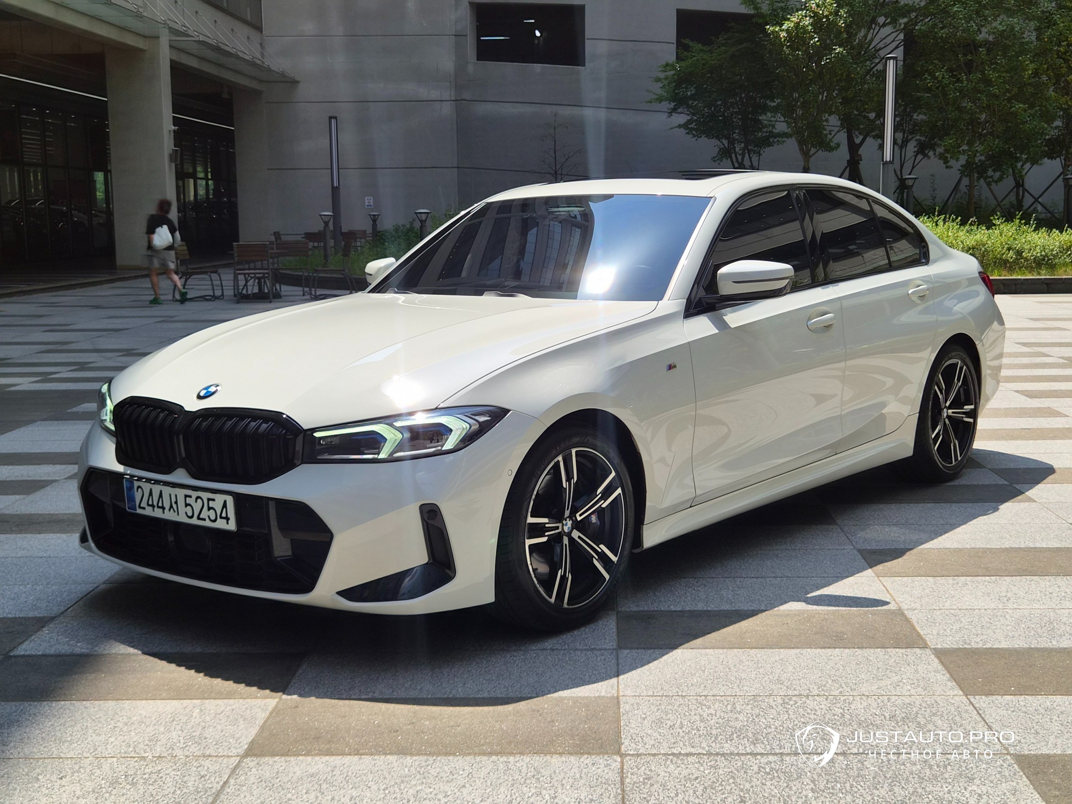 Автомобиль BMW 3-Series