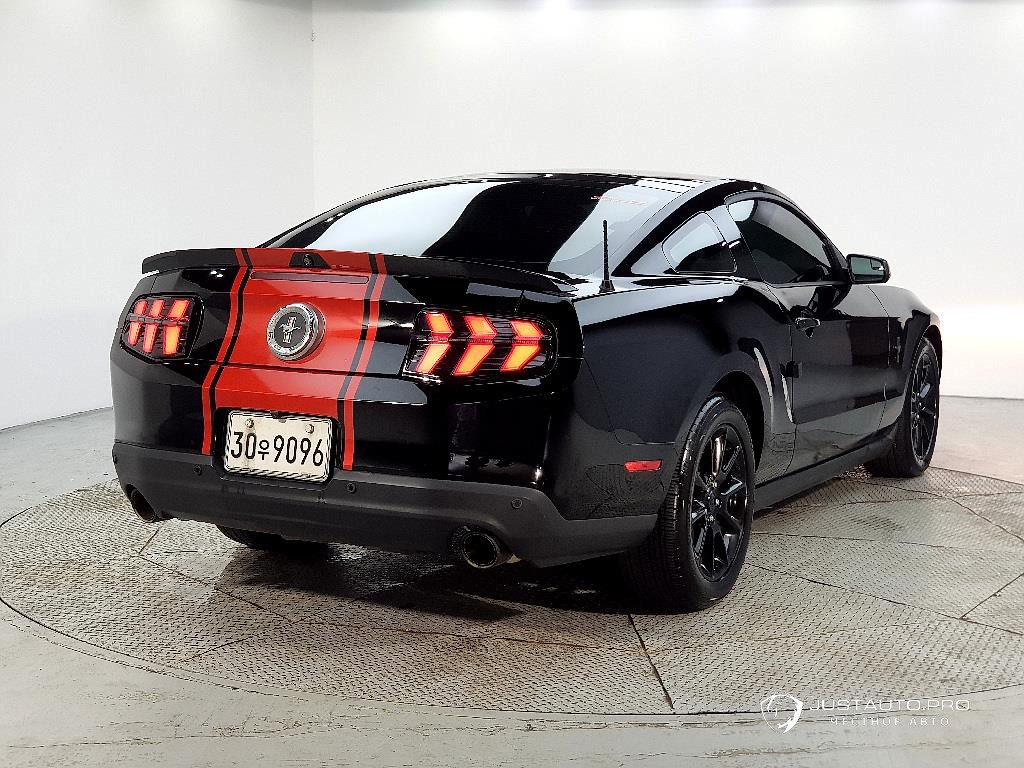 Автомобиль Ford Mustang