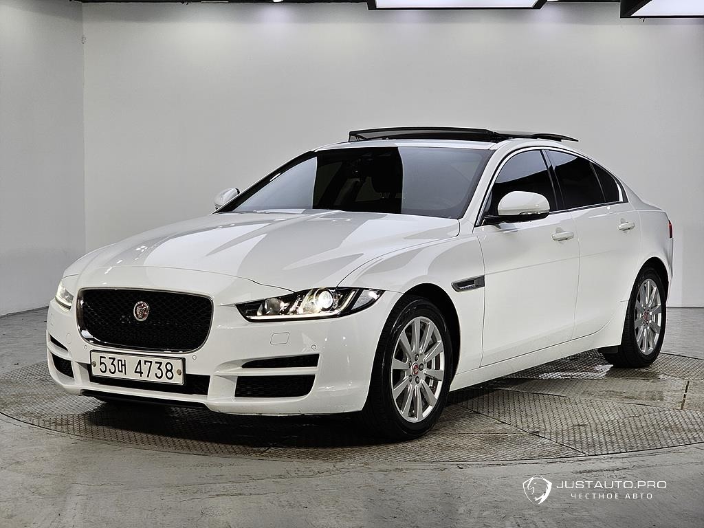 Автомобиль Jaguar XE