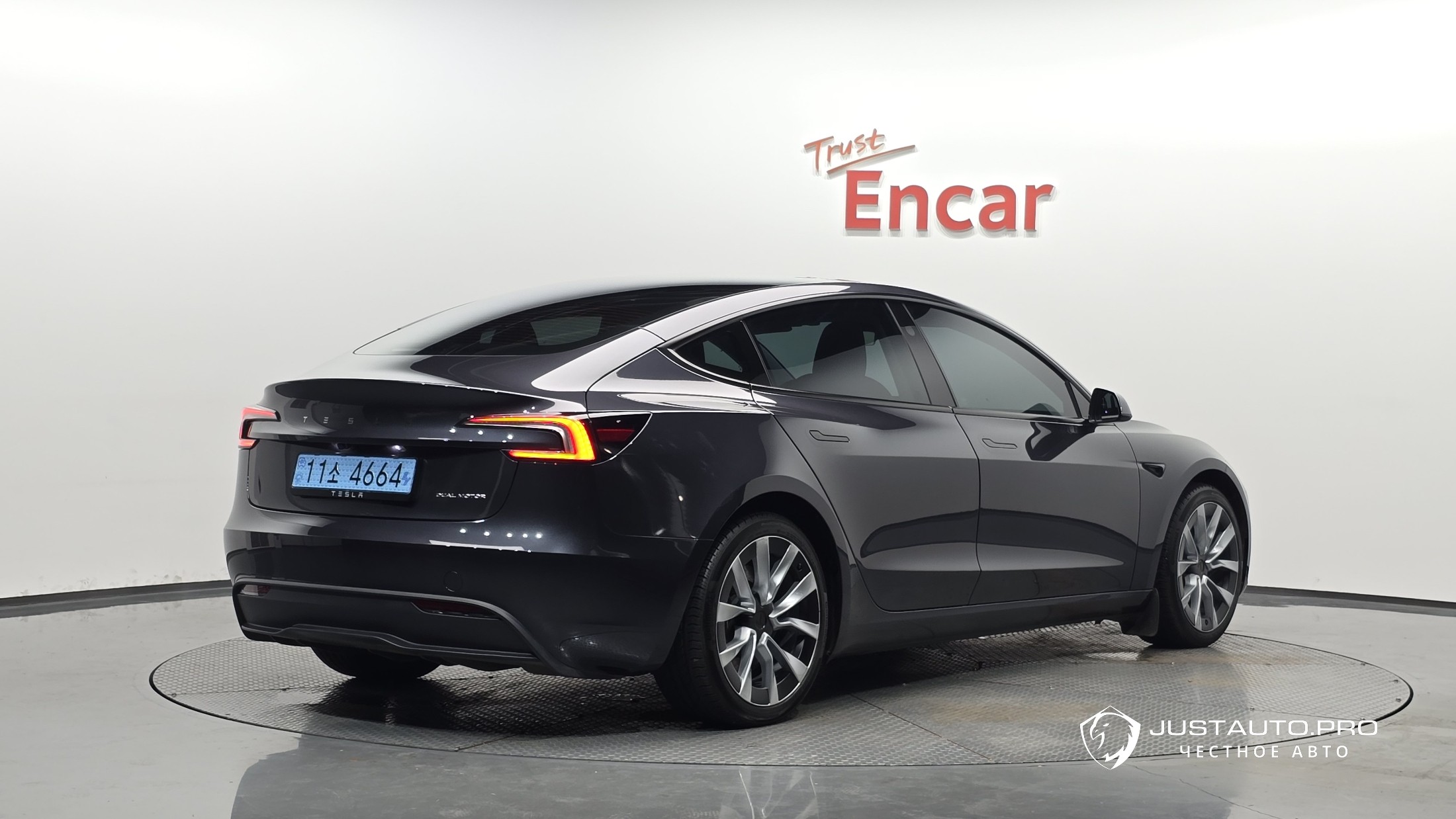 Автомобиль Tesla Model 3