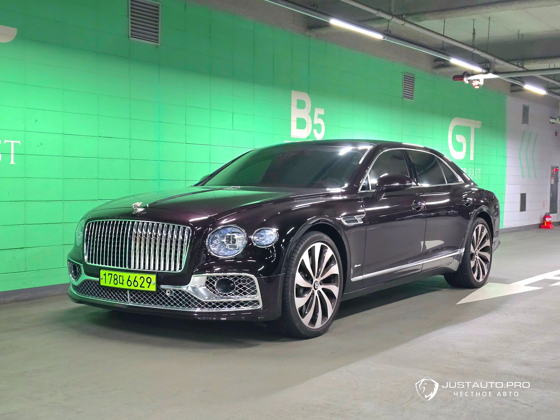 Автомобиль Bentley Flying Spur