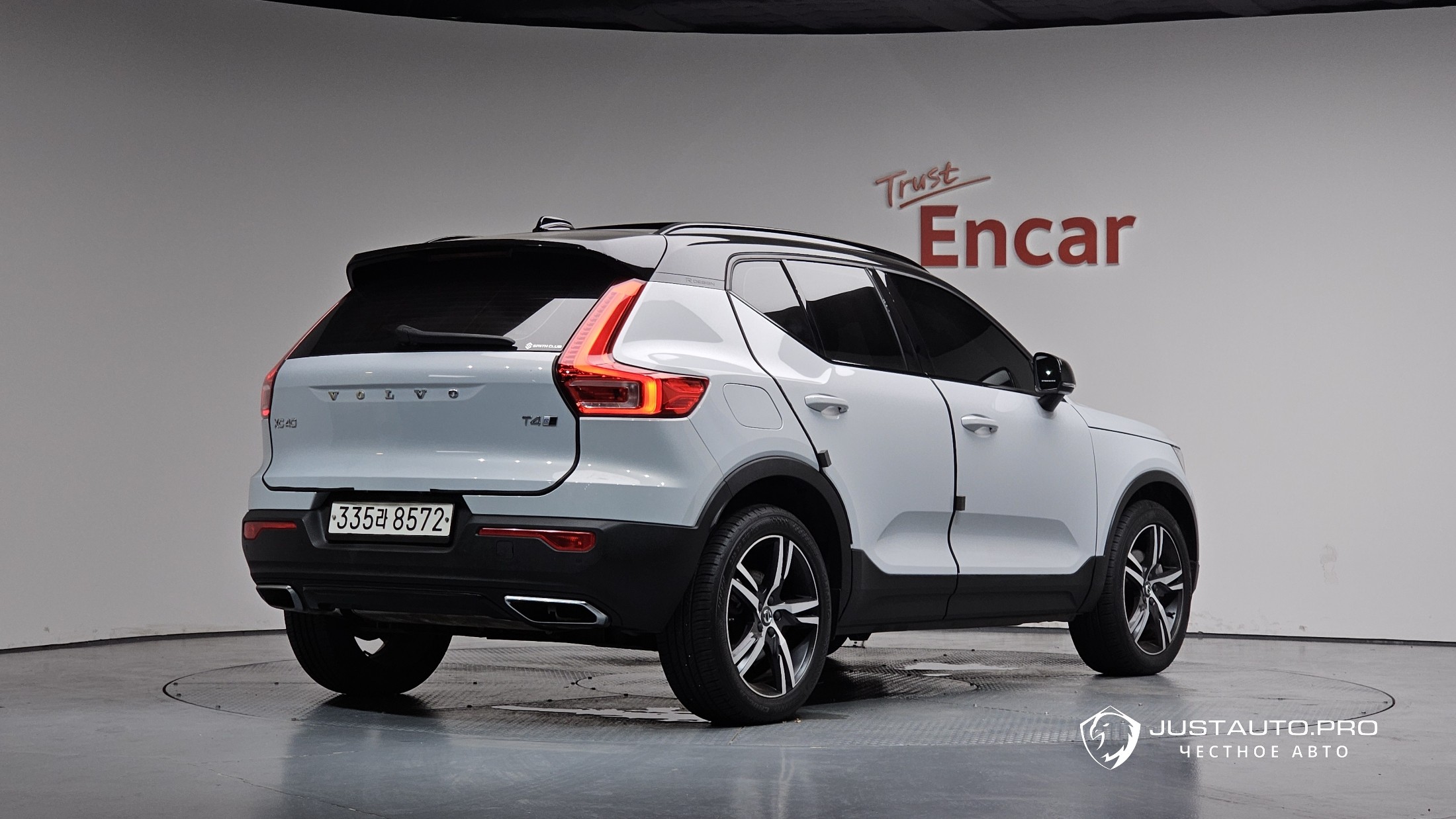 Автомобиль Volvo XC40