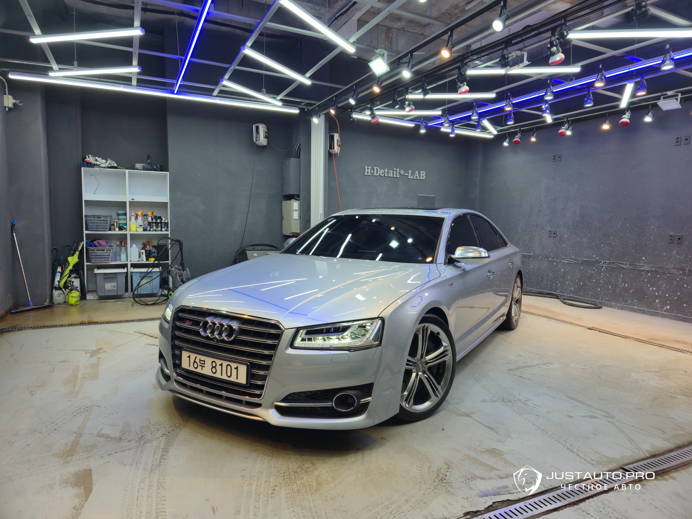 Автомобиль Audi S8