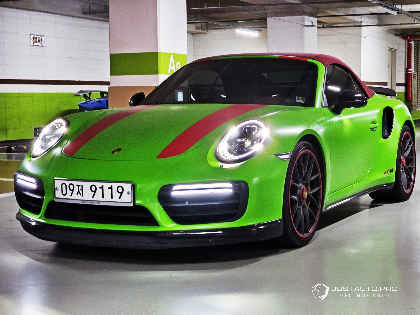 Автомобиль Porsche 911