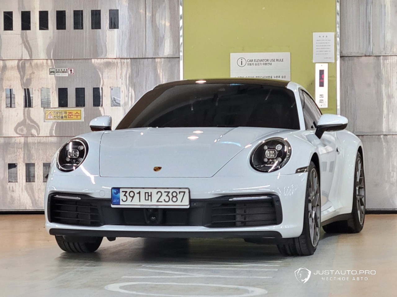 Автомобиль Porsche 911
