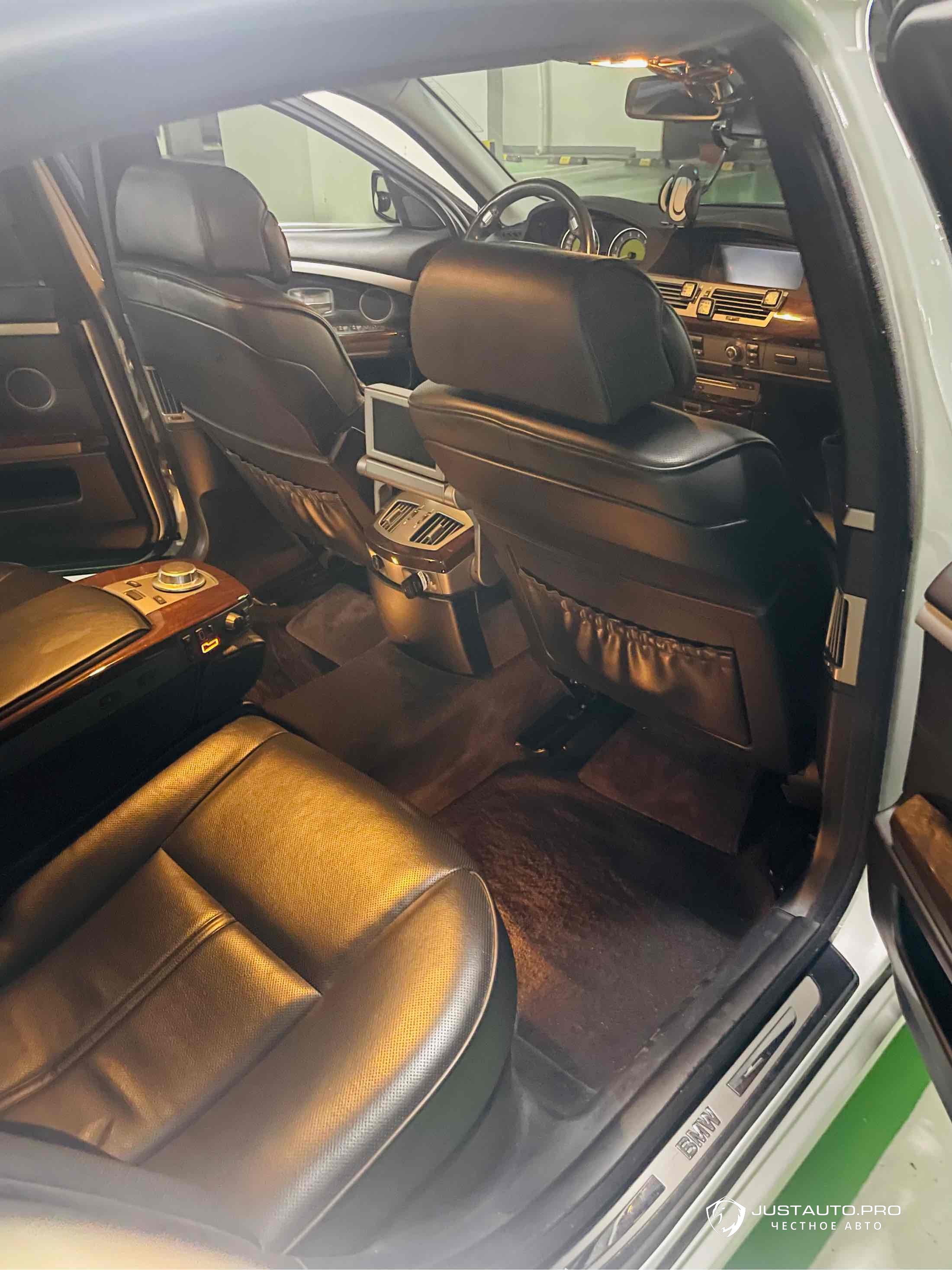 Автомобиль BMW 7-Series