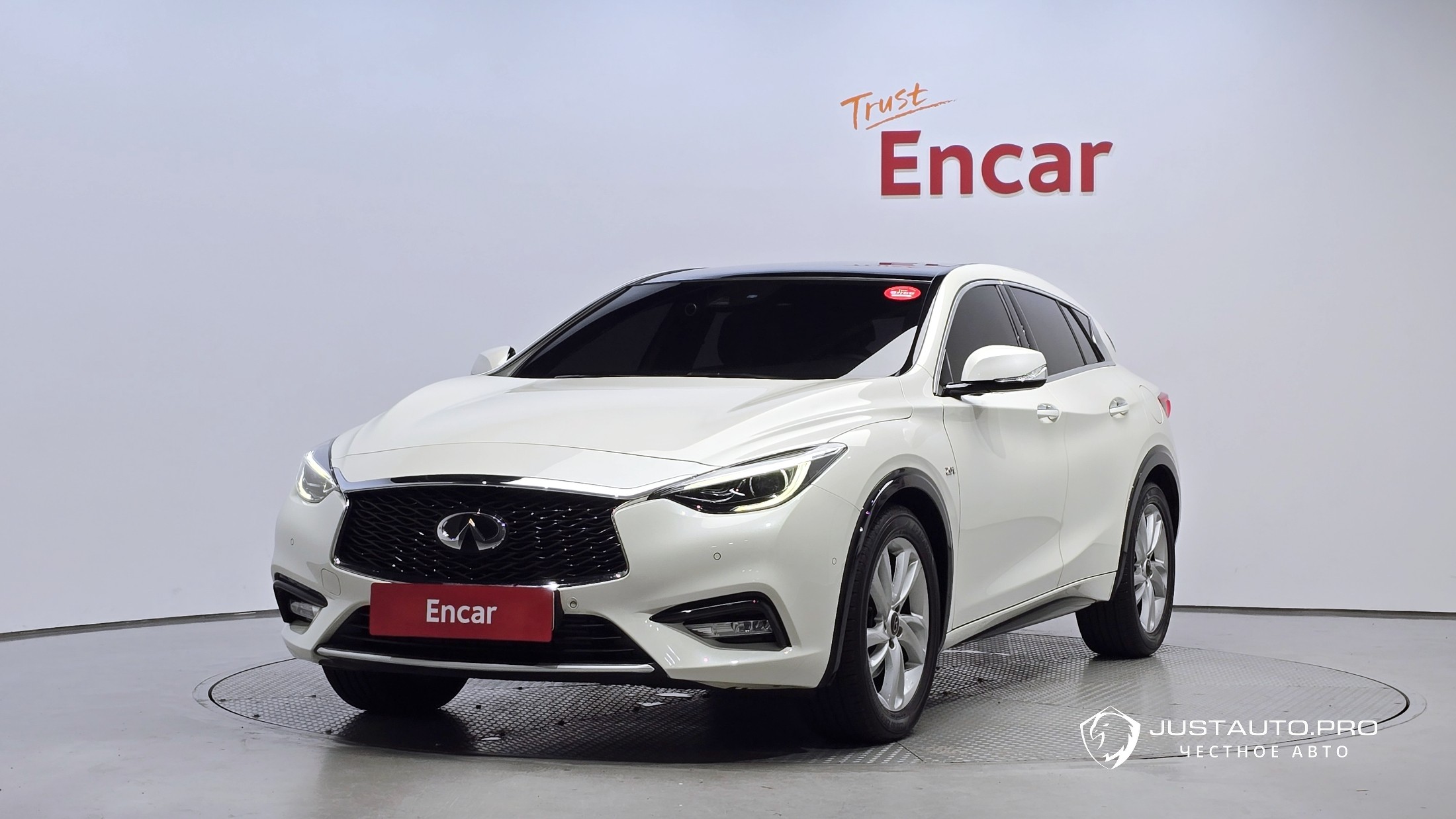 Автомобиль Infiniti Q30
