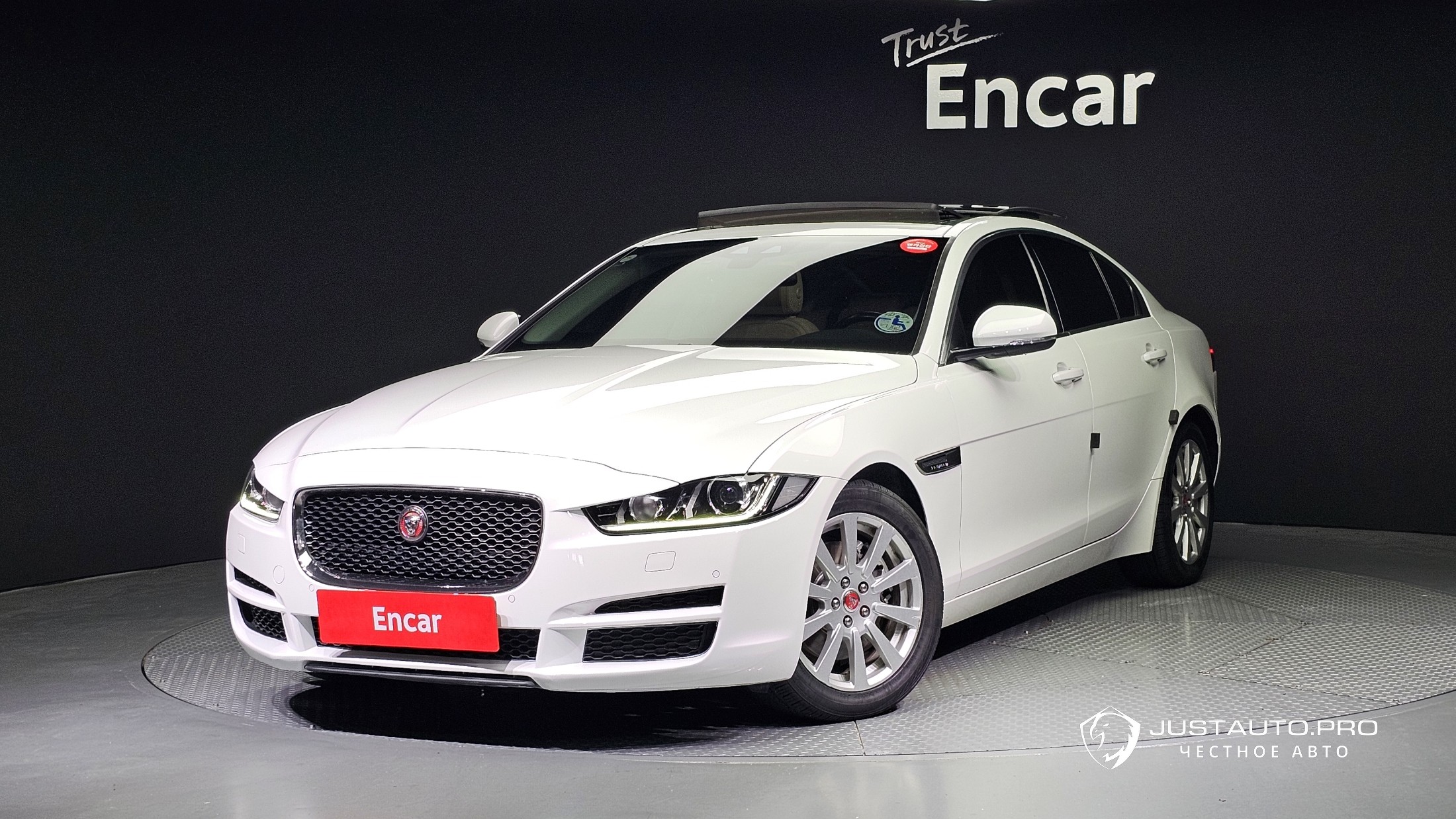 Автомобиль Jaguar XE