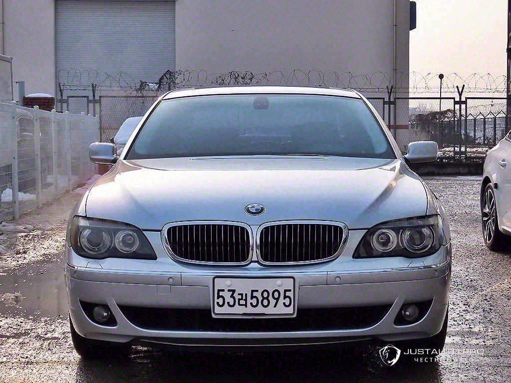 Автомобиль BMW 7-Series