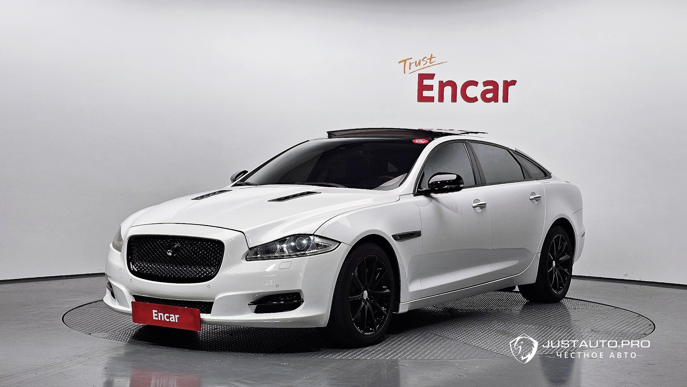 Автомобиль Jaguar XJ