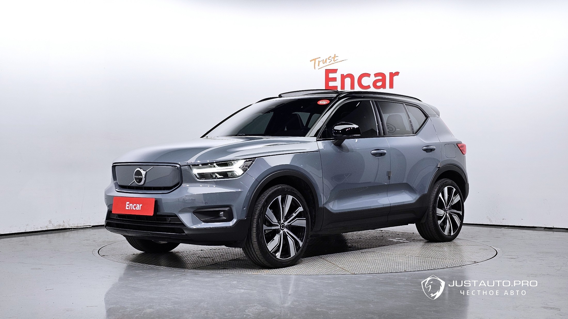 Автомобиль Volvo XC40